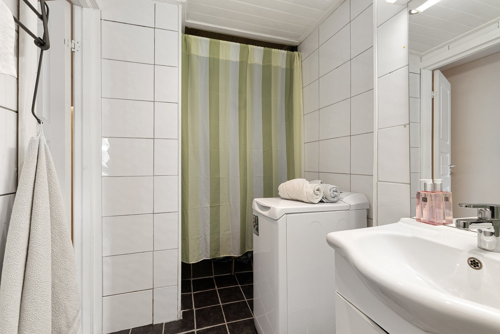 Det er opplegg for vaskemaskin på badet. Galleribilde