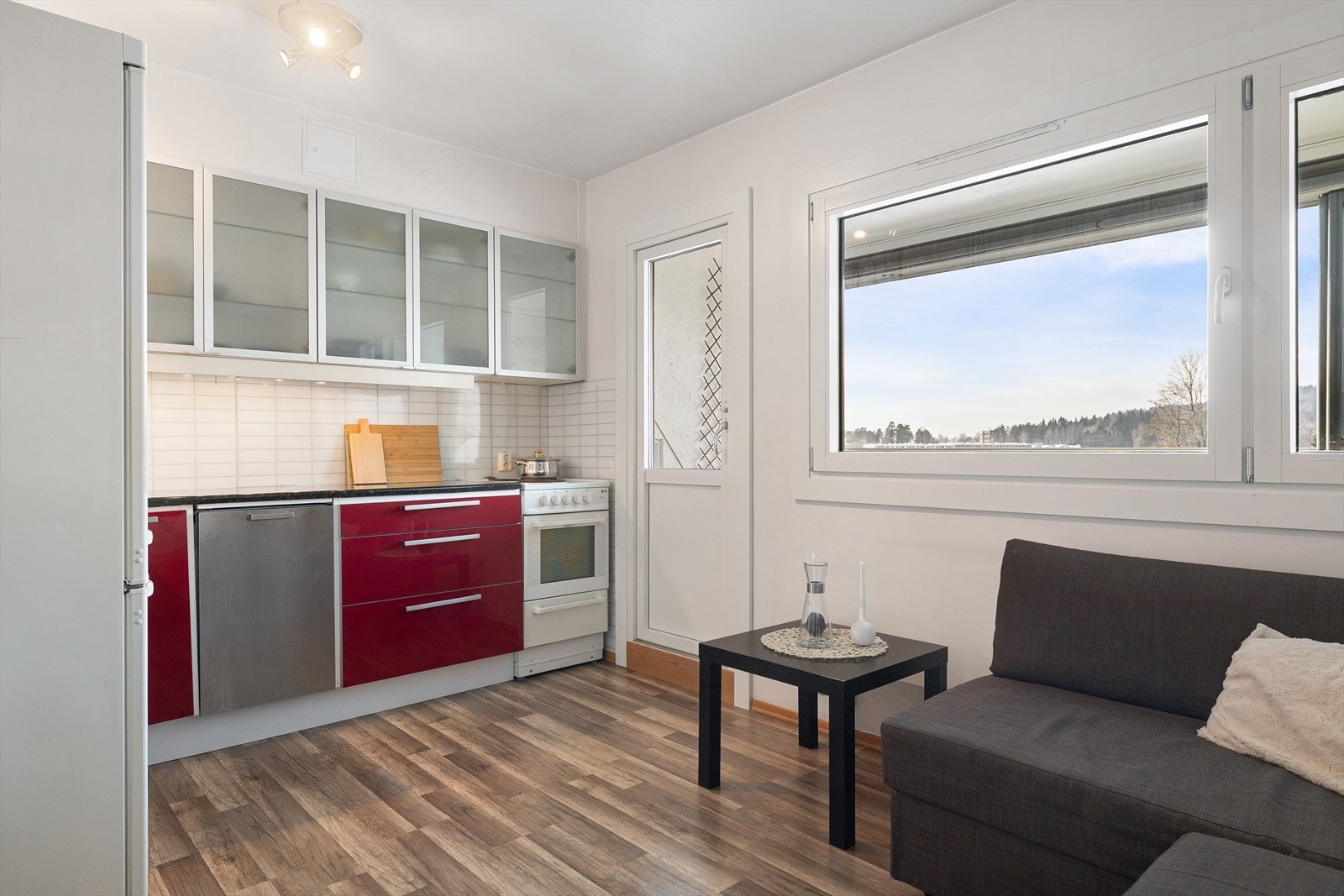 Den åpne stue/kjøkken løsningen gjør det enkelt å underholde gjestene mens man ferdigstiller maten. Galleribilde