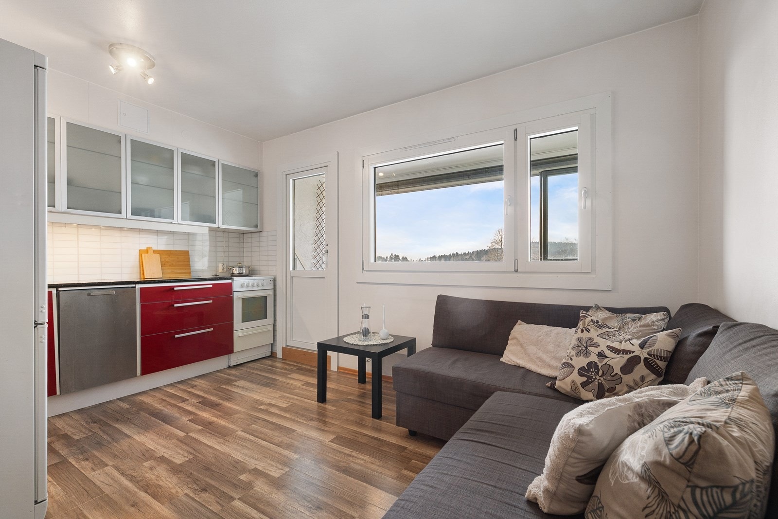 Det er god plass til en stor sofagruppe. Galleribilde