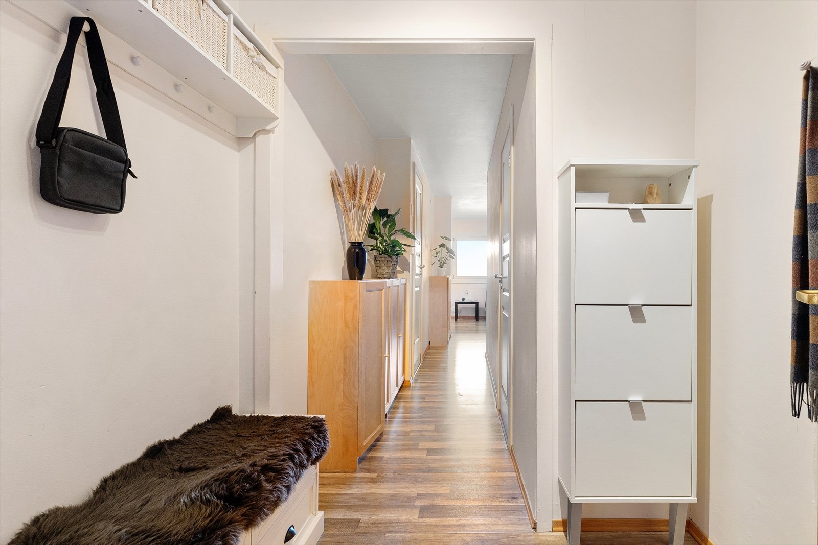 Stor og romslig entré med god plass til å henge fra seg yttertøy. Galleribilde