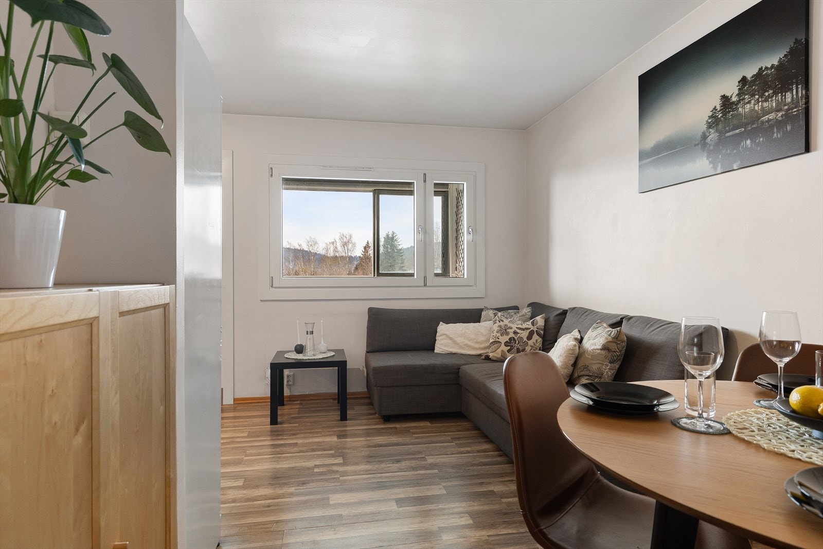 Leiligheten har store vindusflater som slipper inn rikelig med naturlig lys. Galleribilde