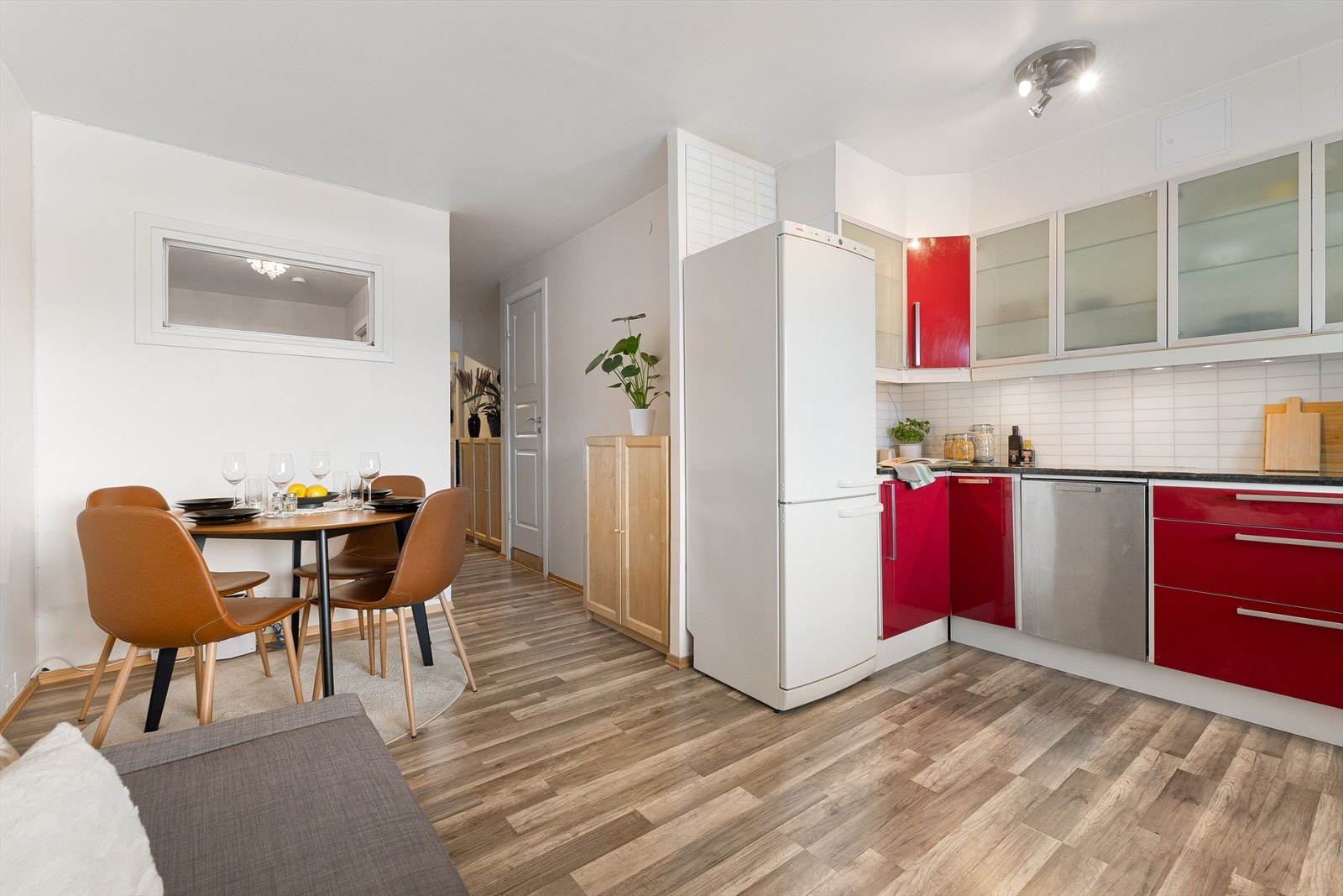 I stuen er det god plass til å etablere et stort spisebord. Galleribilde