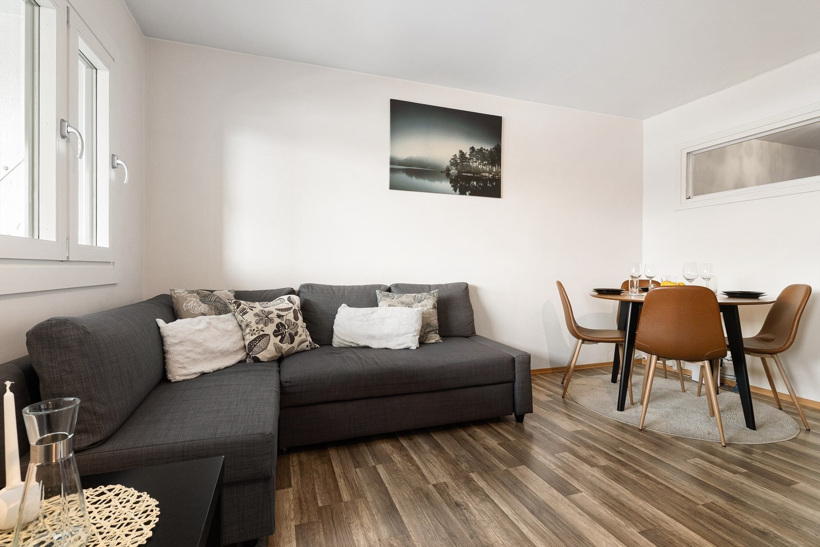 Leiligheten har en stor og romslig stue med åpen løsning mot kjøkken. Galleribilde