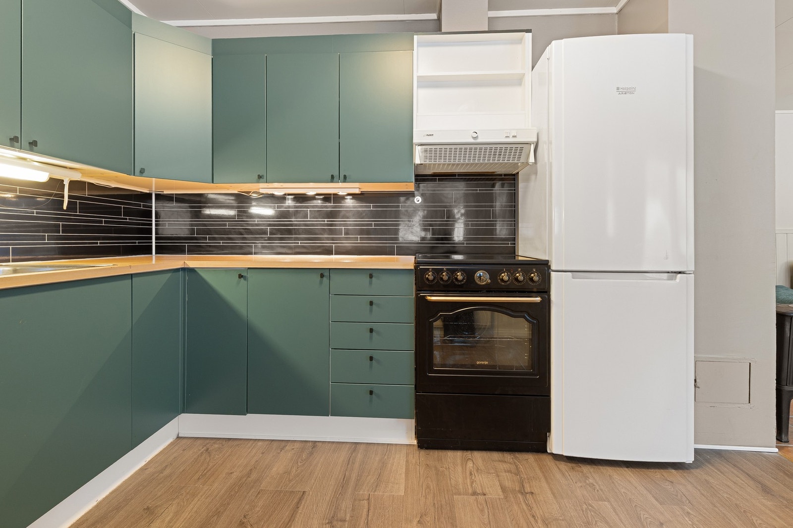 Her er det plass for kjøleskap, oppvaskmaskin og komfyr. Galleribilde