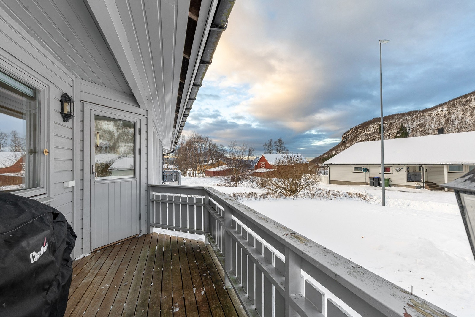 Utgang fra stua til en praktisk terrasse og en tilhørende hage. Galleribilde