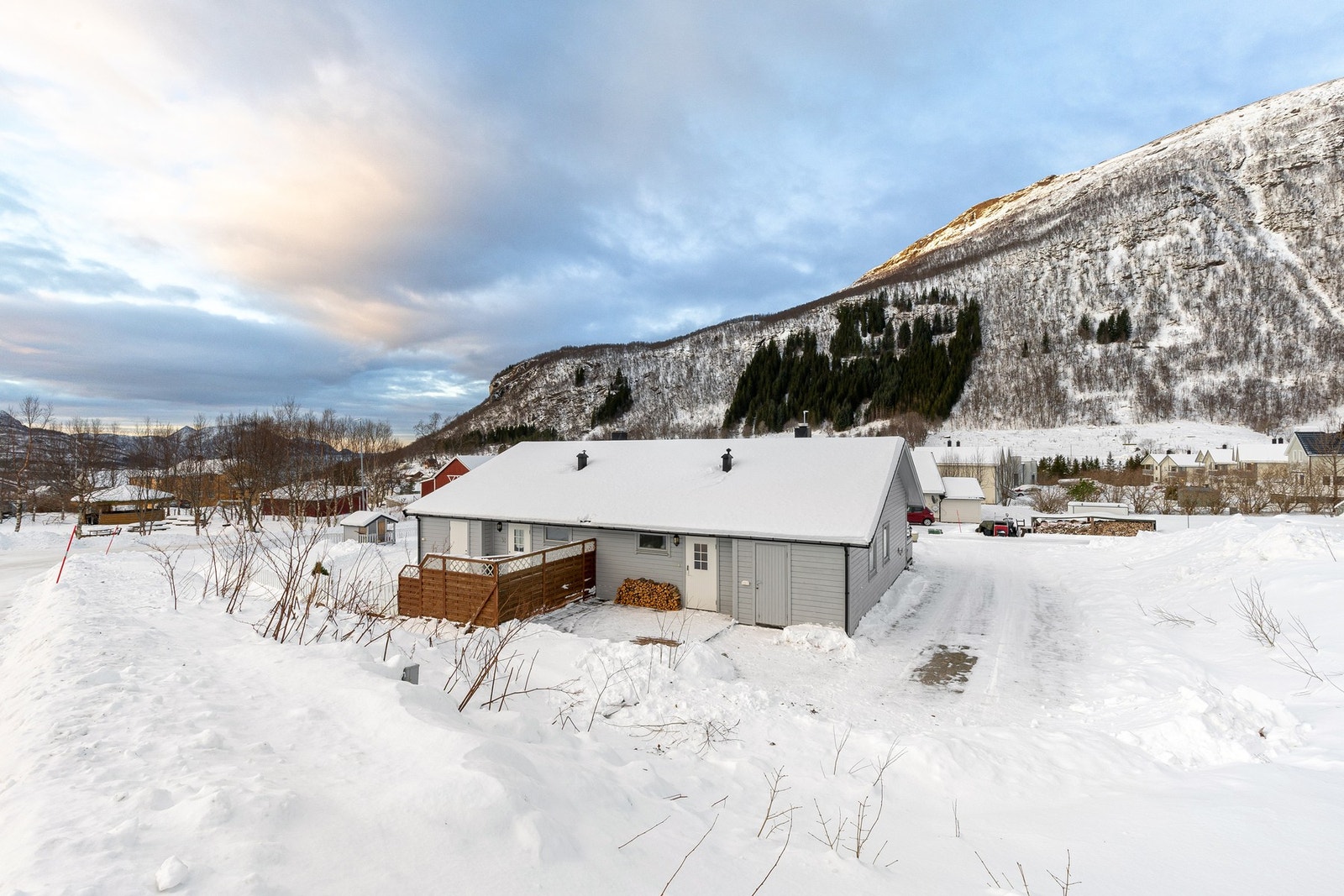 Det er ca. 1 km til Ørnes sentrum og flotte tur- og friluftsområder ligger i umiddelbar nærhet. Galleribilde