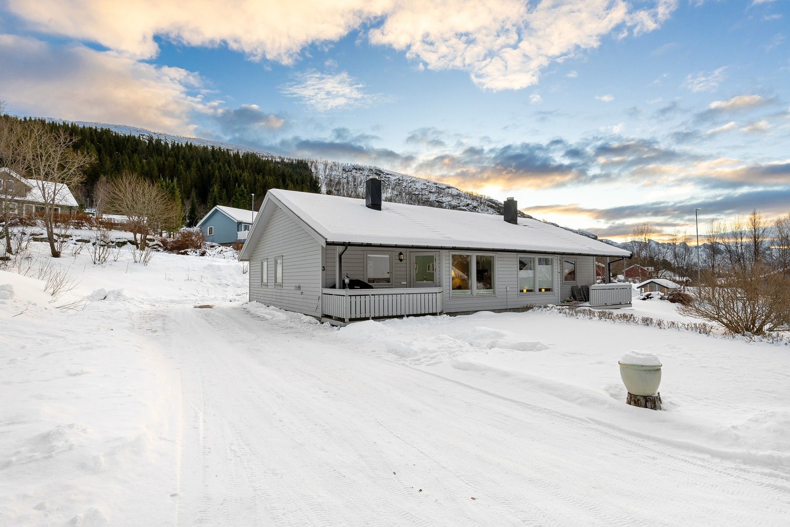 Velkommen til Nyttebrottsveien 3 - beliggende i et rolig område med kort vei til sentrum! Foto: Galleribilde