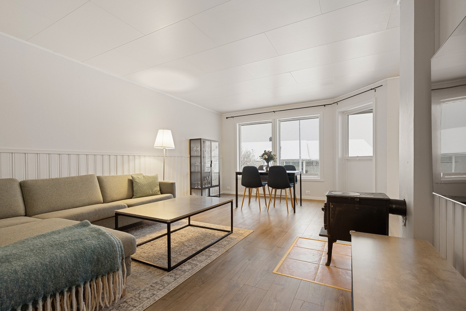 Lys og åpen stue/kjøkken løsning med god plass til sitte- og spisegruppe. Galleribilde