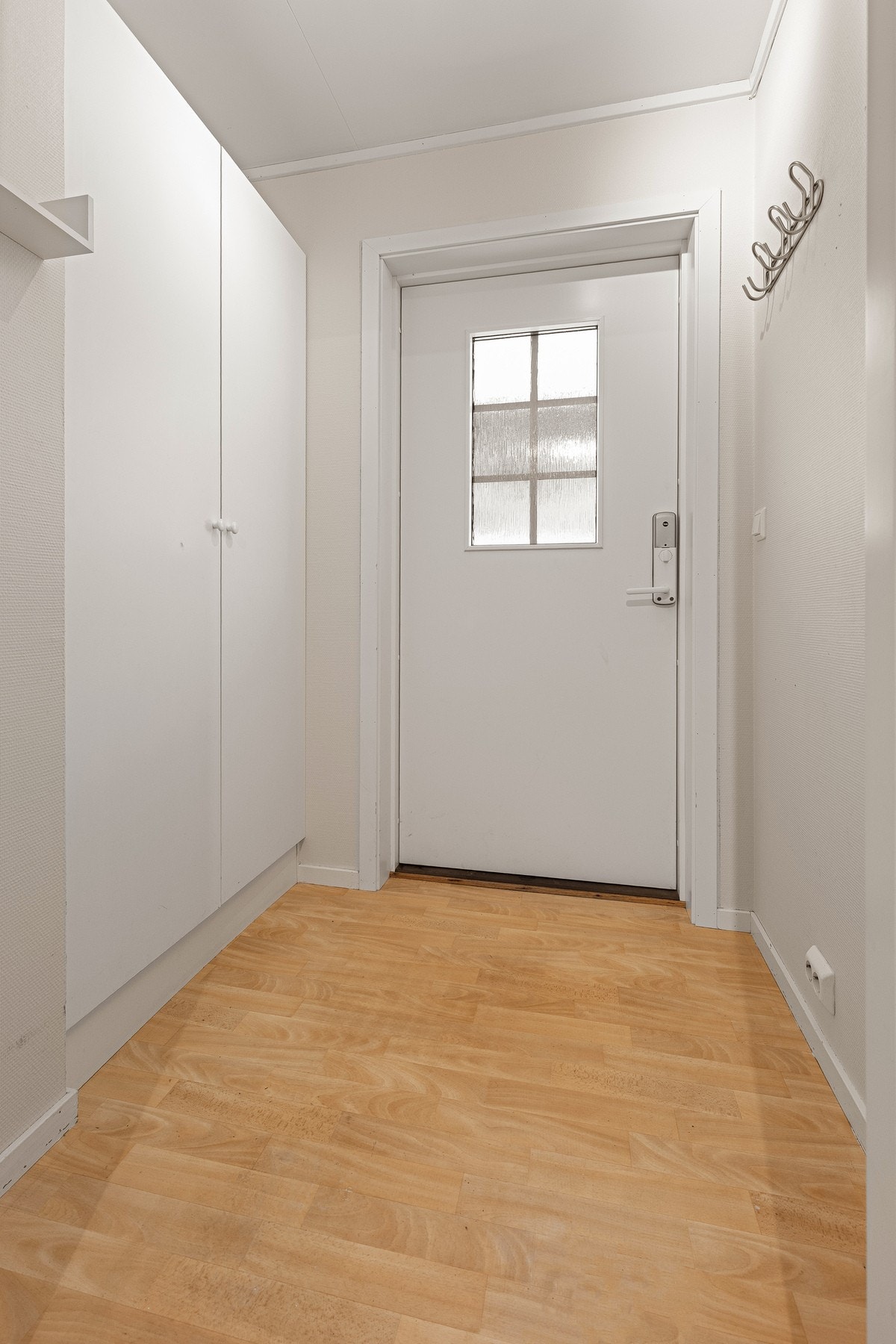 Romslig entré med praktisk garderobeskap, samt plass til jakkeoppheng/skohylle. Galleribilde