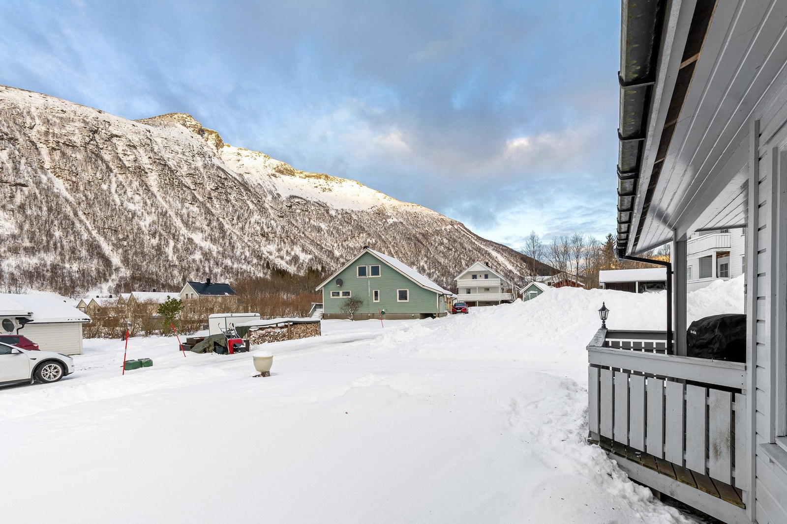 Det er gode parkeringsmuligheter på tomten. Galleribilde