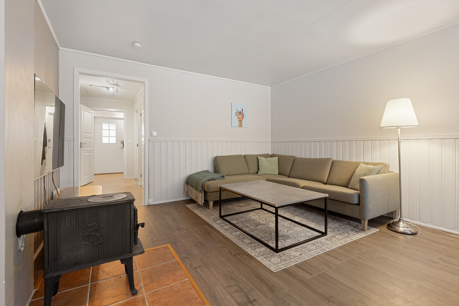 Oppvarming via vedovn og elektriske panelovner. I tillegg er det etablert gulvvarme i stue/kjøkken og bad. Galleribilde