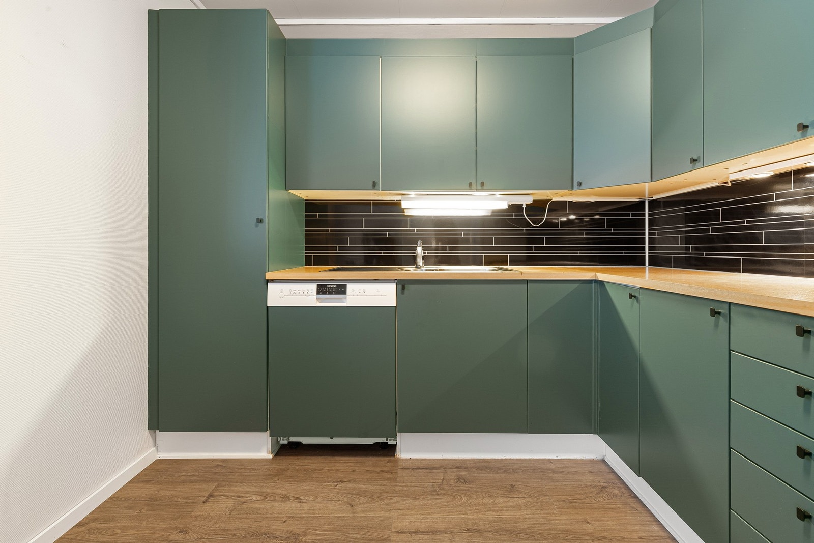 Det er etablert kjøkkenventilator med avtrekk ut. Galleribilde