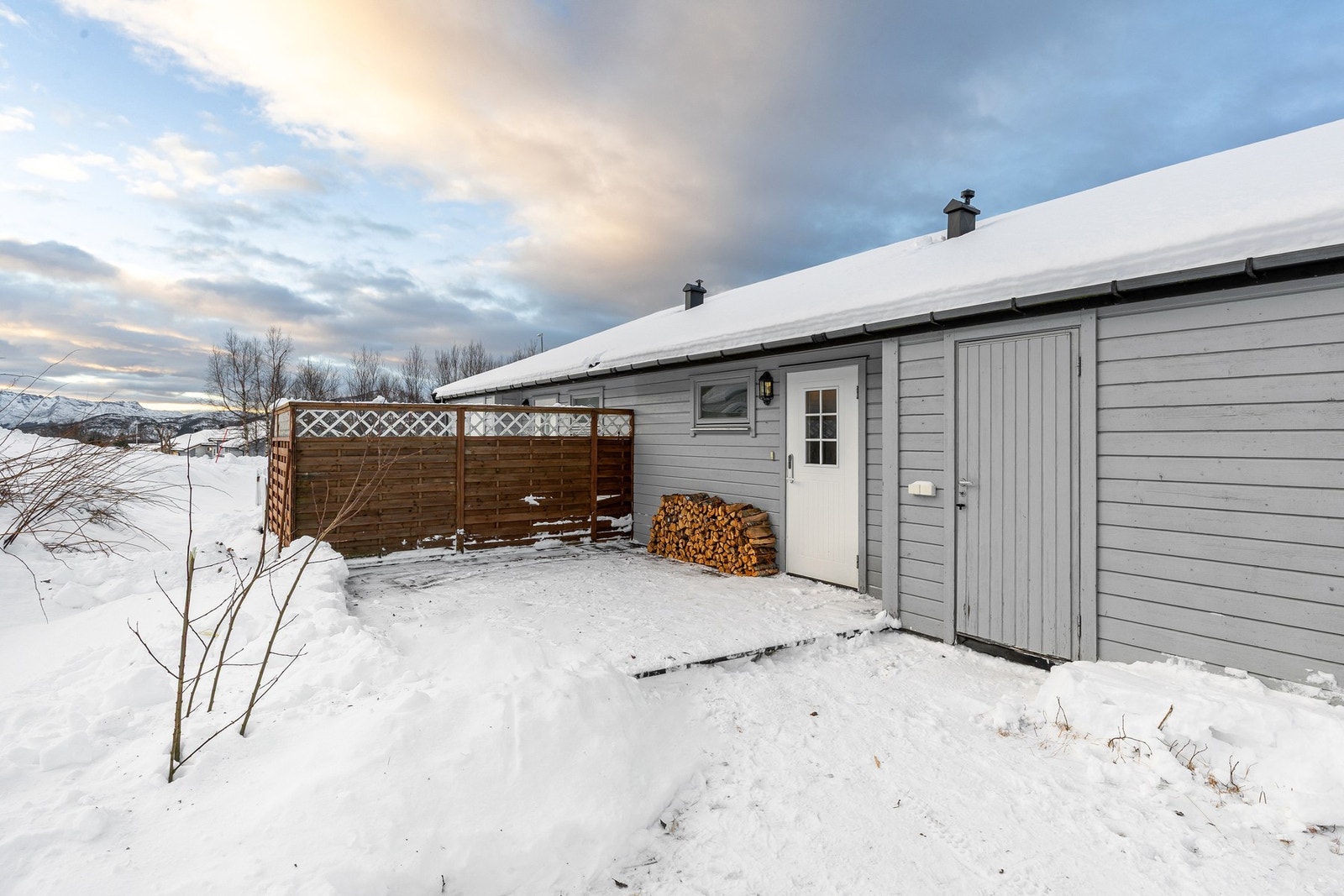 Det er terrasse på begge sidene av boligen, der terrassen ved inngangen har meget gode solforhold. Utebod i tilknytning til boligen. Galleribilde