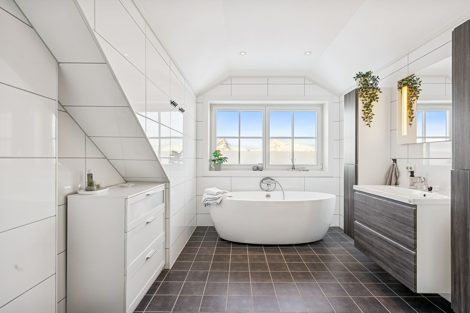 Romslig baderom med et moderne uttrkk. Galleribilde