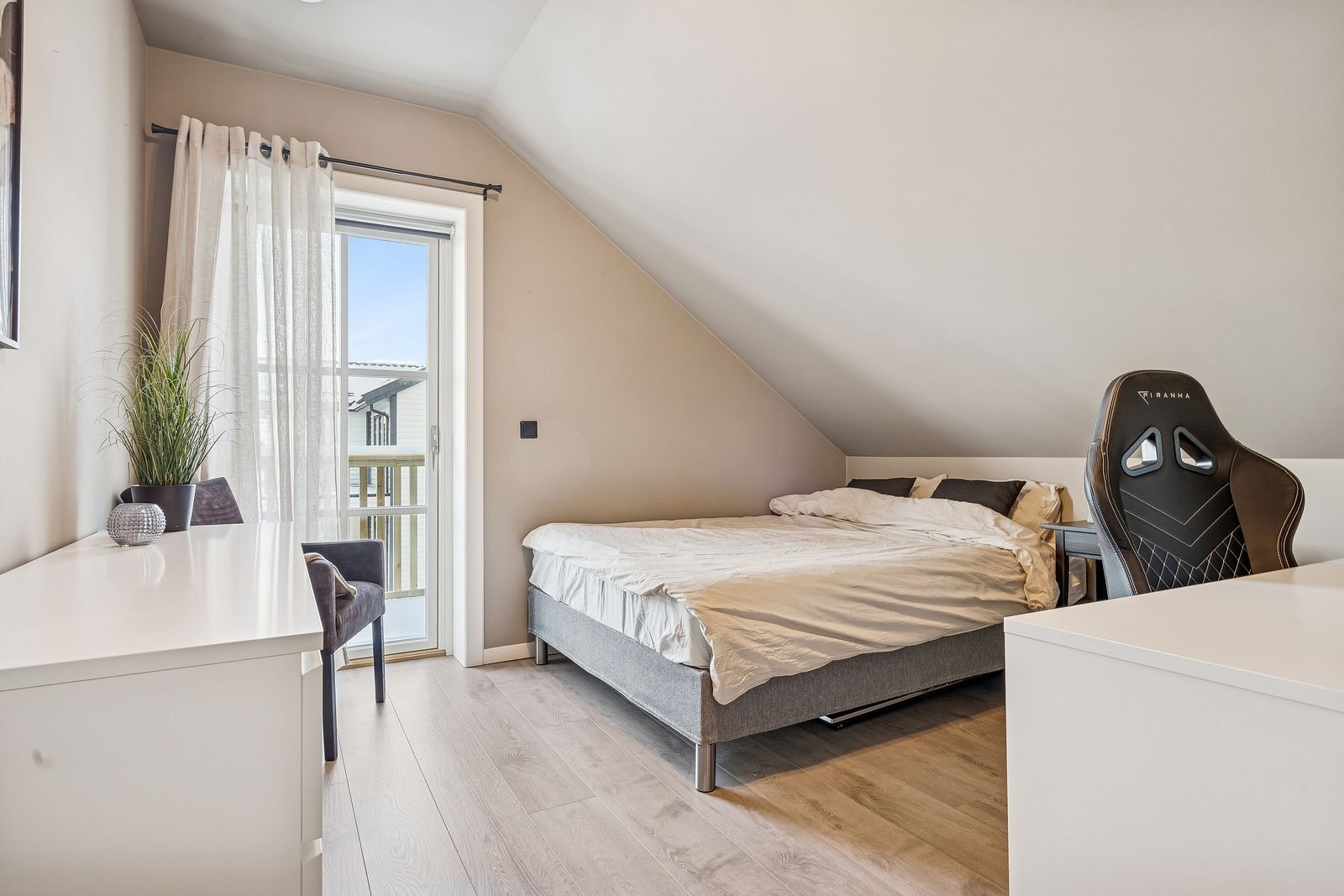 Soverom 2 med utgang til balkong mot nord-øst. Galleribilde