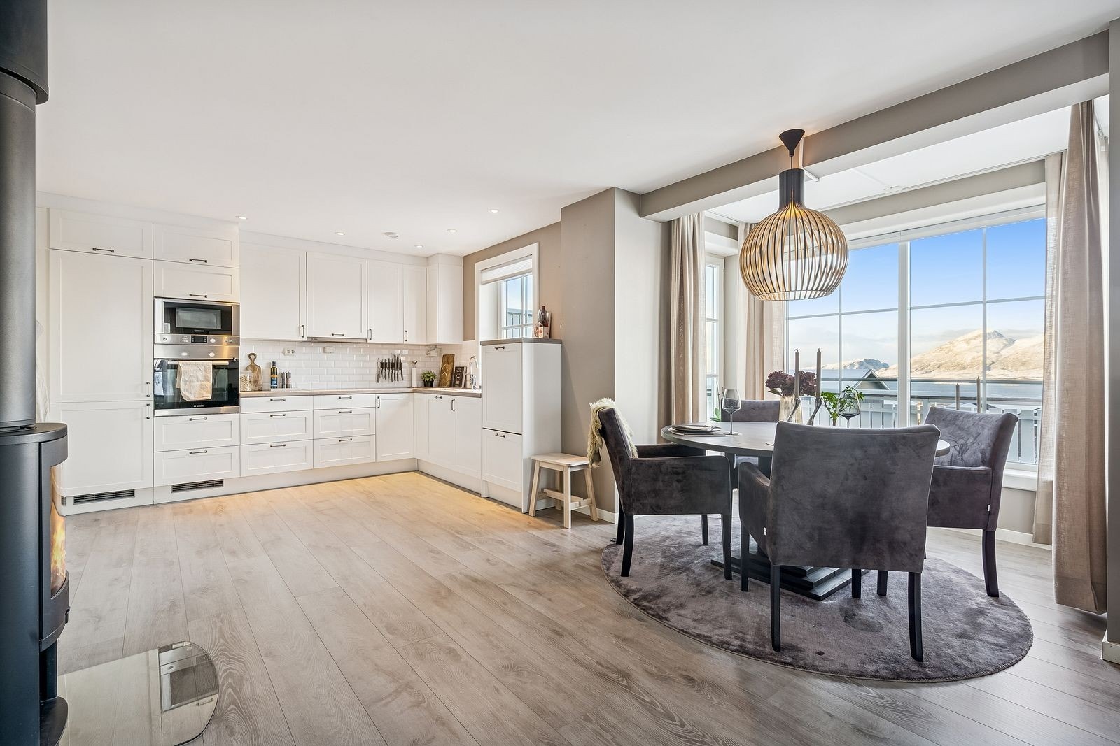 Kjøkken med profilert innredning og integrerte hvitevarer. Galleribilde