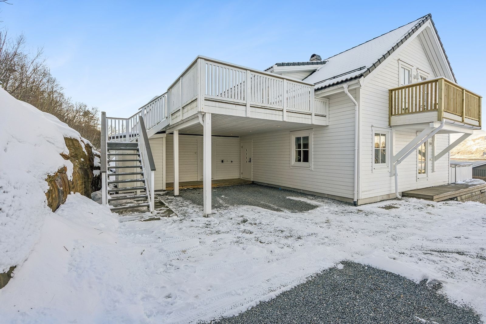 Parkering under tak og romslig balkong for morgen- og formiddagssolen Galleribilde