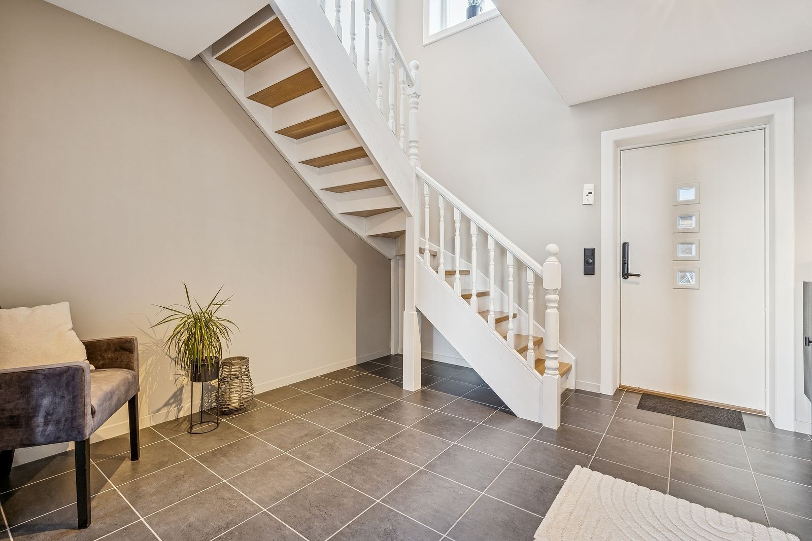 Romslig entre med fliser og gulvvarme. Galleribilde