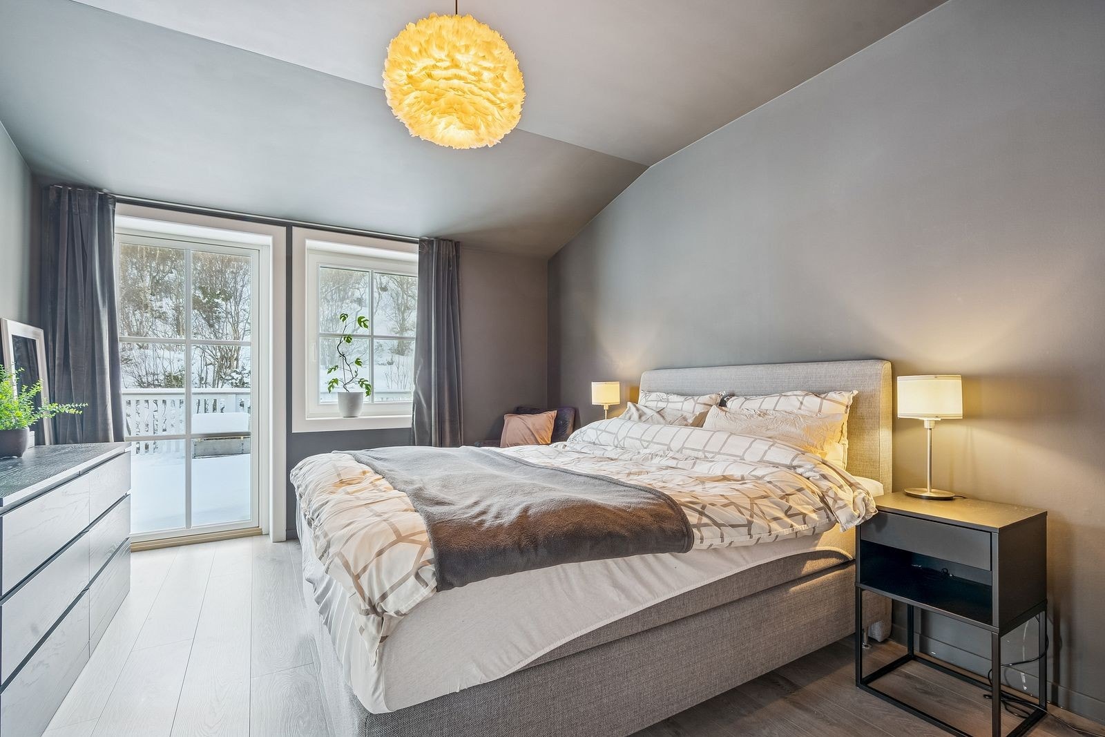 Hovedsoverom med walk inn closet. Galleribilde