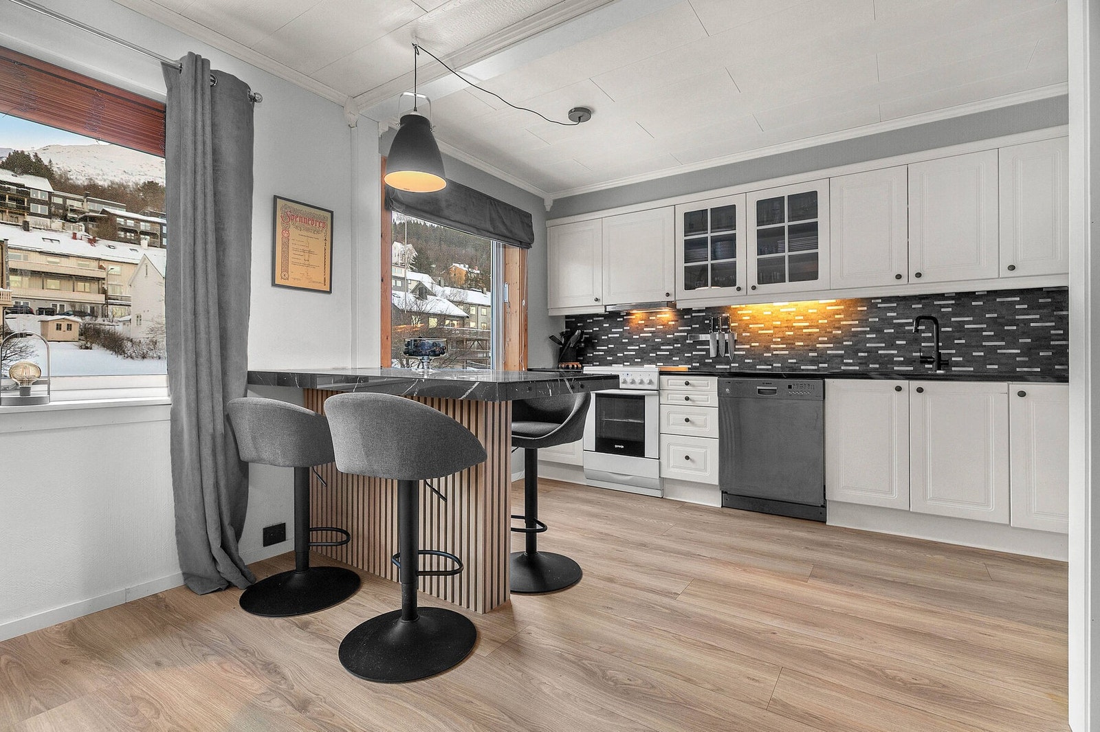 Pent kjøkken med spiseplass Galleribilde