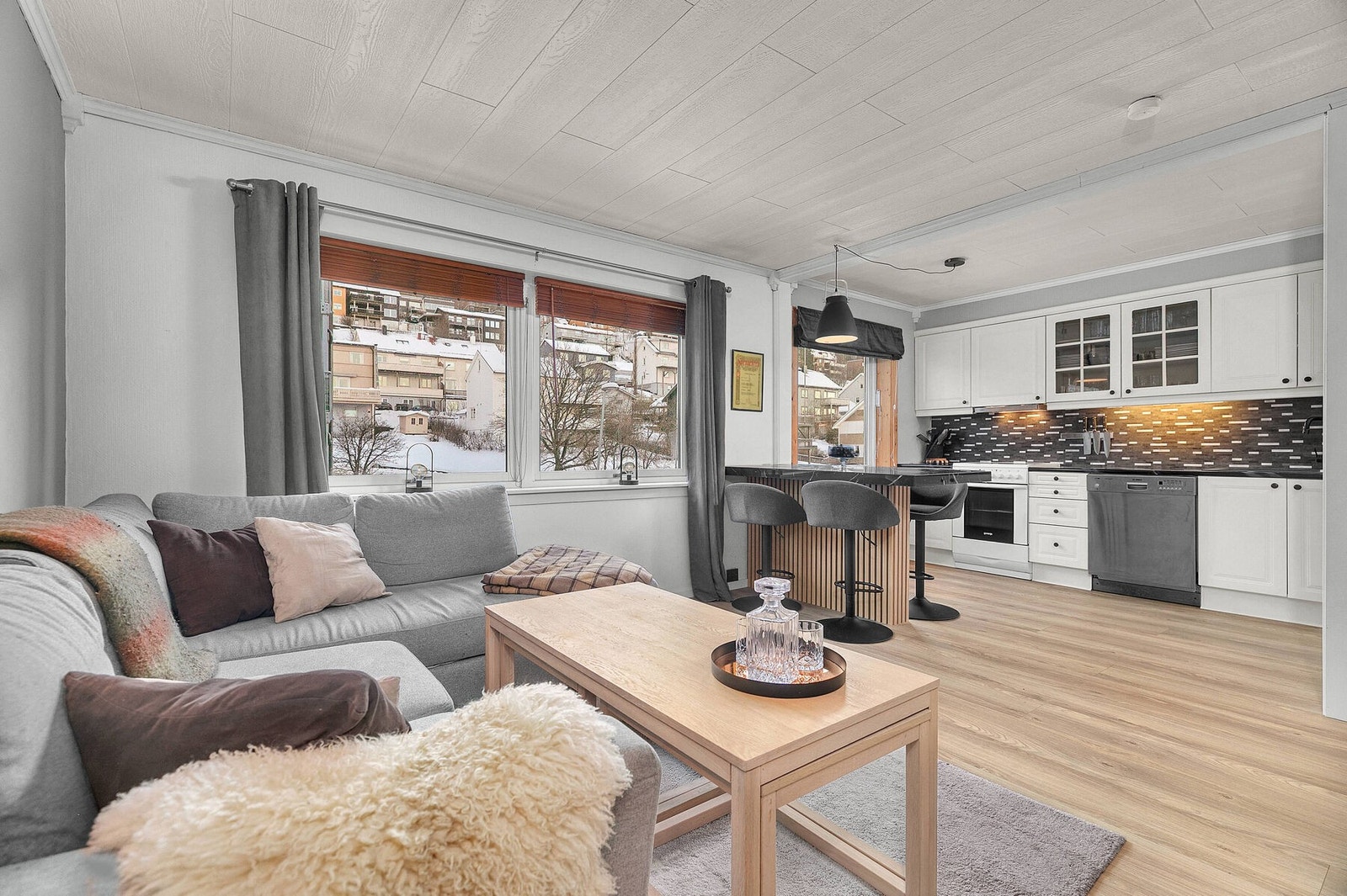 Stue med åpen løsning mot kjøkken Galleribilde