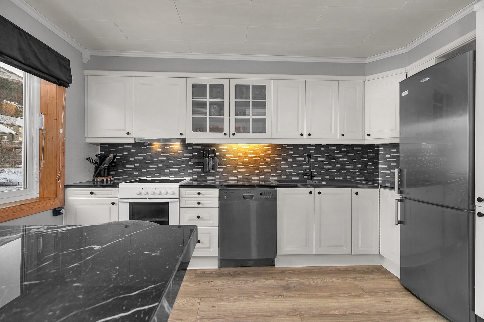 Pent og tidløst kjøkken med hvitevarer Galleribilde