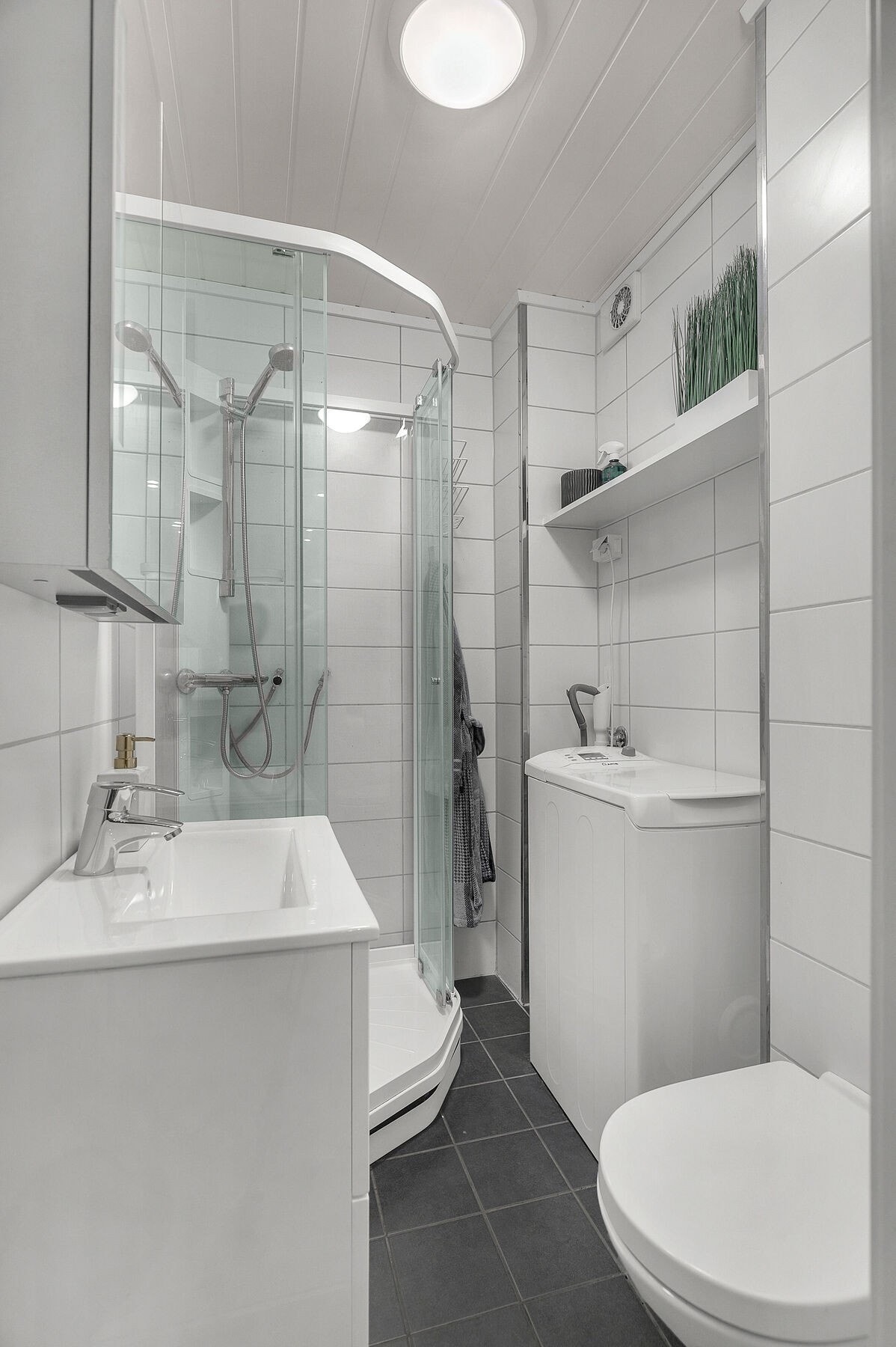 Bad med dusjkabinett og opplegg for vaskemaskin Galleribilde