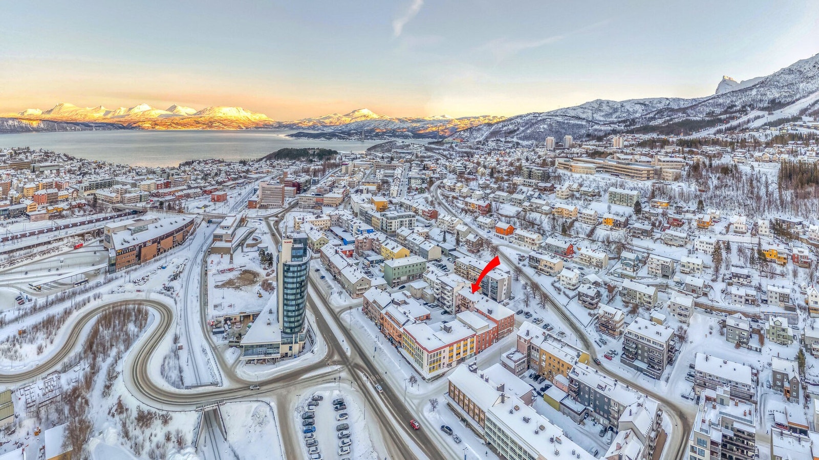 Leiligheten har en sentral beliggenhet. I nærområdet finner du parkområder, butikker, serveringsteder og andre sentrumsfasiliteter. Galleribilde