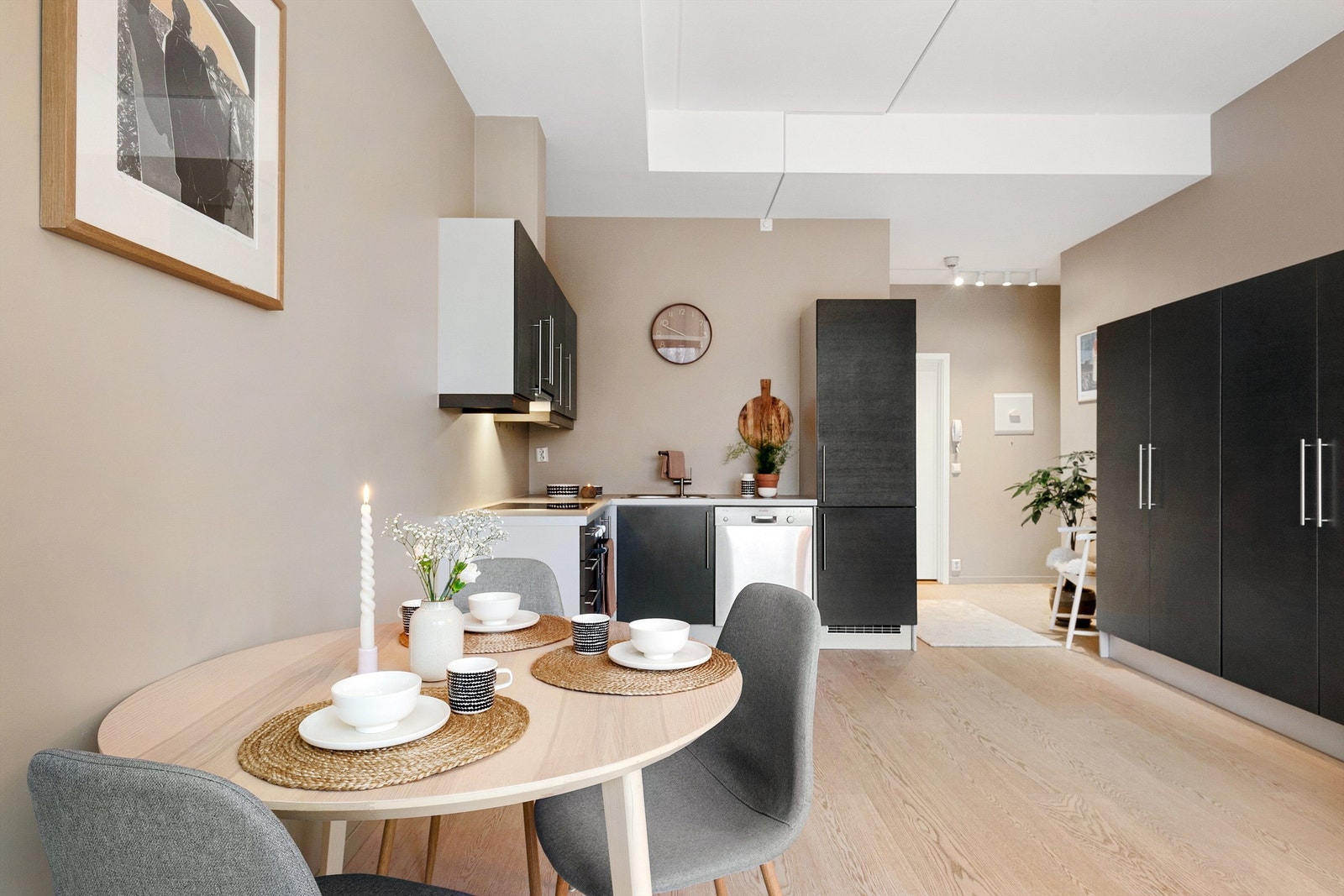 Det er åpen kjøkkenløsning mot stuen Galleribilde