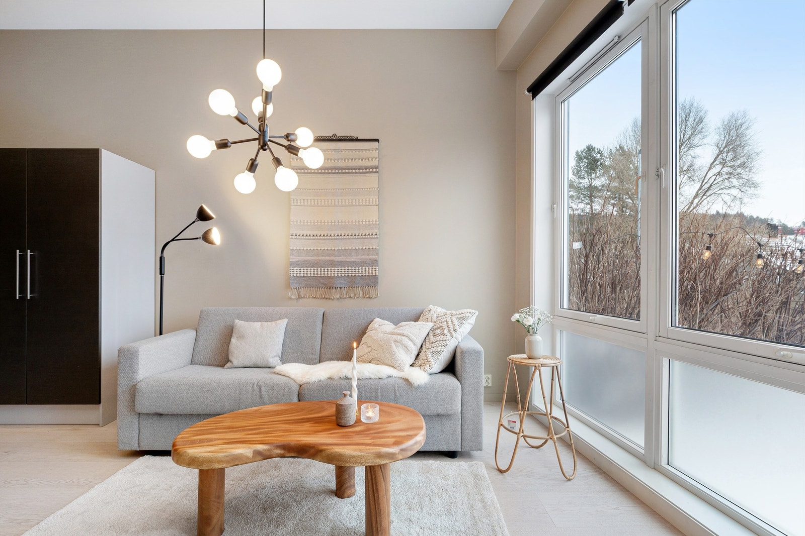 Det er god plass til både sofa og spisebord i stuen, med hyggelig utsyn mot markterrassen Galleribilde