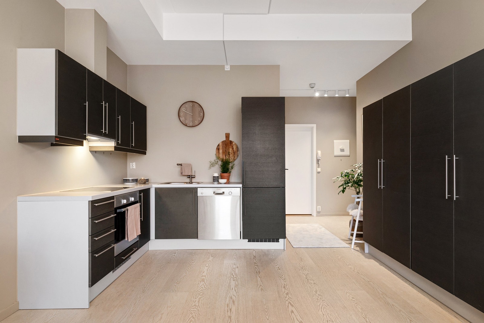 Det er godt med skapplass, med mulighet for å utvide med ytterligere skap dersom man ønsker Galleribilde