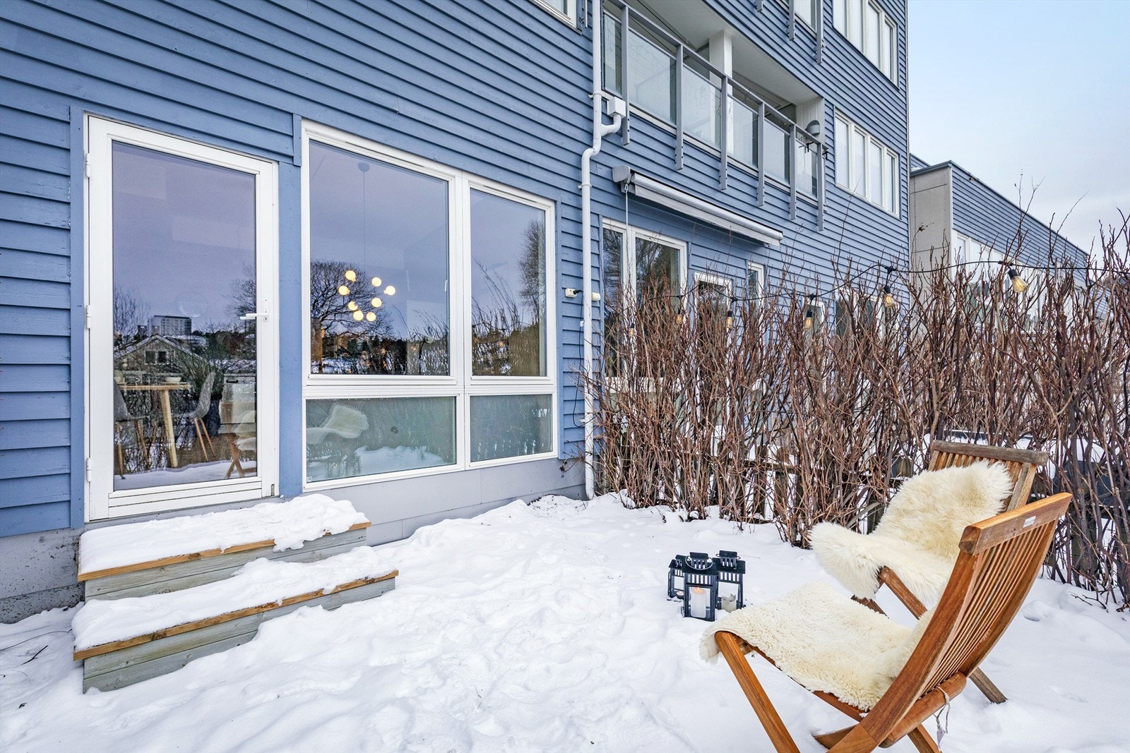 Det er plantet hekk rundt markterrassen, her sitter man usjenert Galleribilde