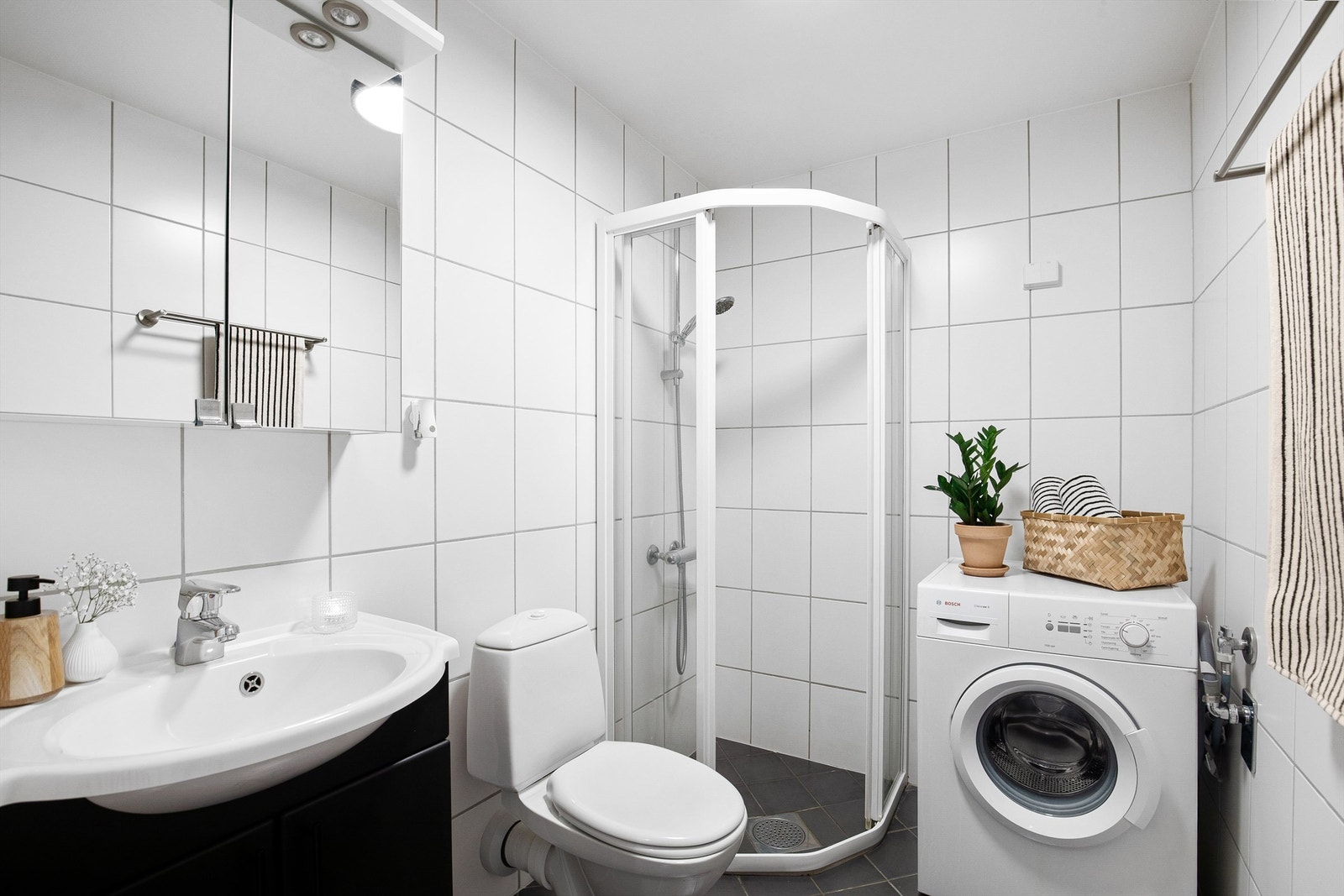 Badet har opplegg for vaskemaskin, samt veggplass for ekstra hyller Galleribilde