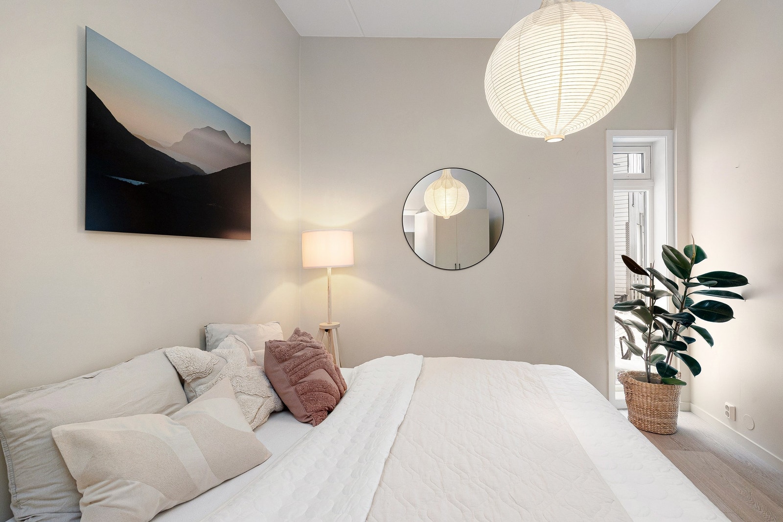 Rommet har god plass til dobbeltseng, og har i likhet med resten av leiligheten svært god takhøyde Galleribilde