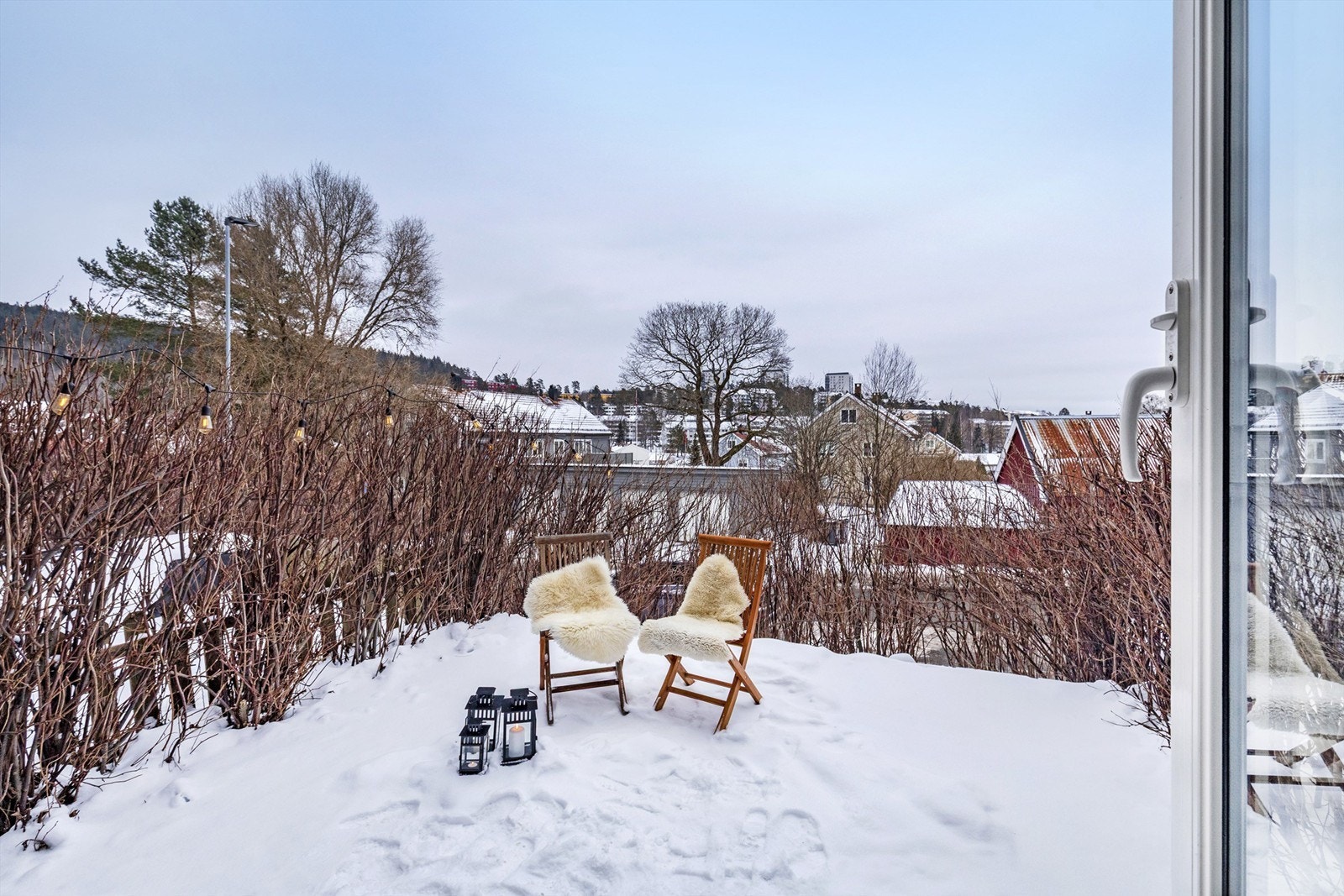 Fra stuen er det utgang til sydøstvendt markterrasse Galleribilde
