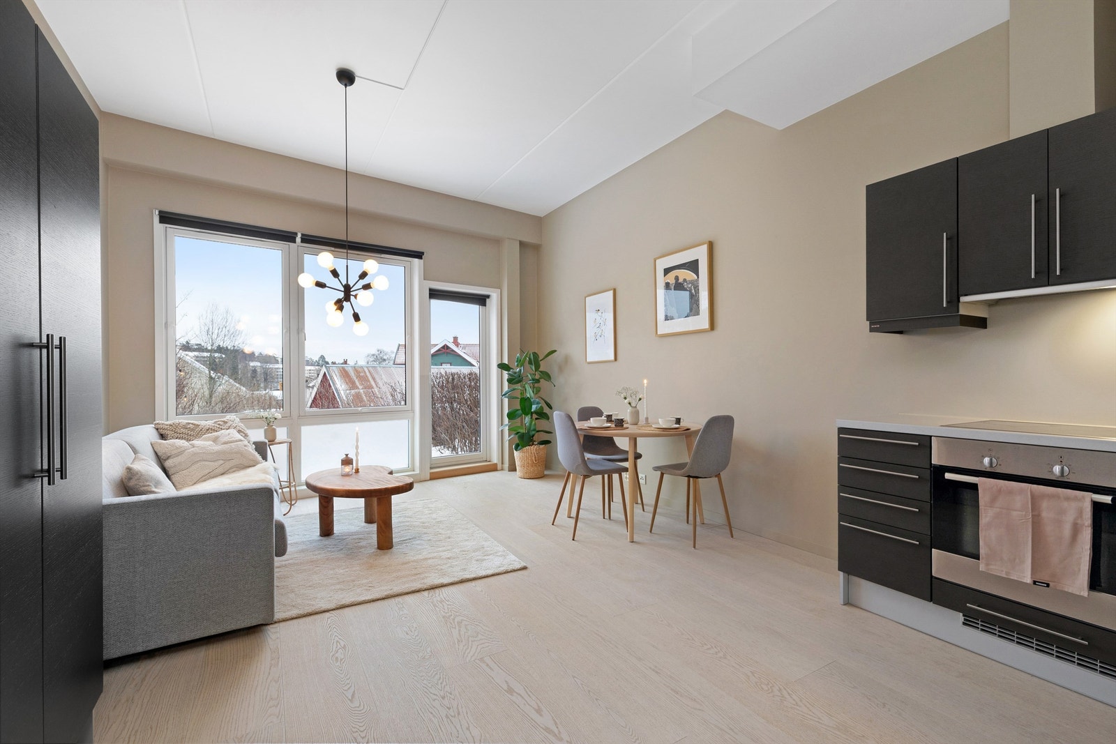 Leiligheten er lys og praktisk, med trappefri adkomst og stor markterrasse Foto: Hanne Bruland/FotoHanne Galleribilde