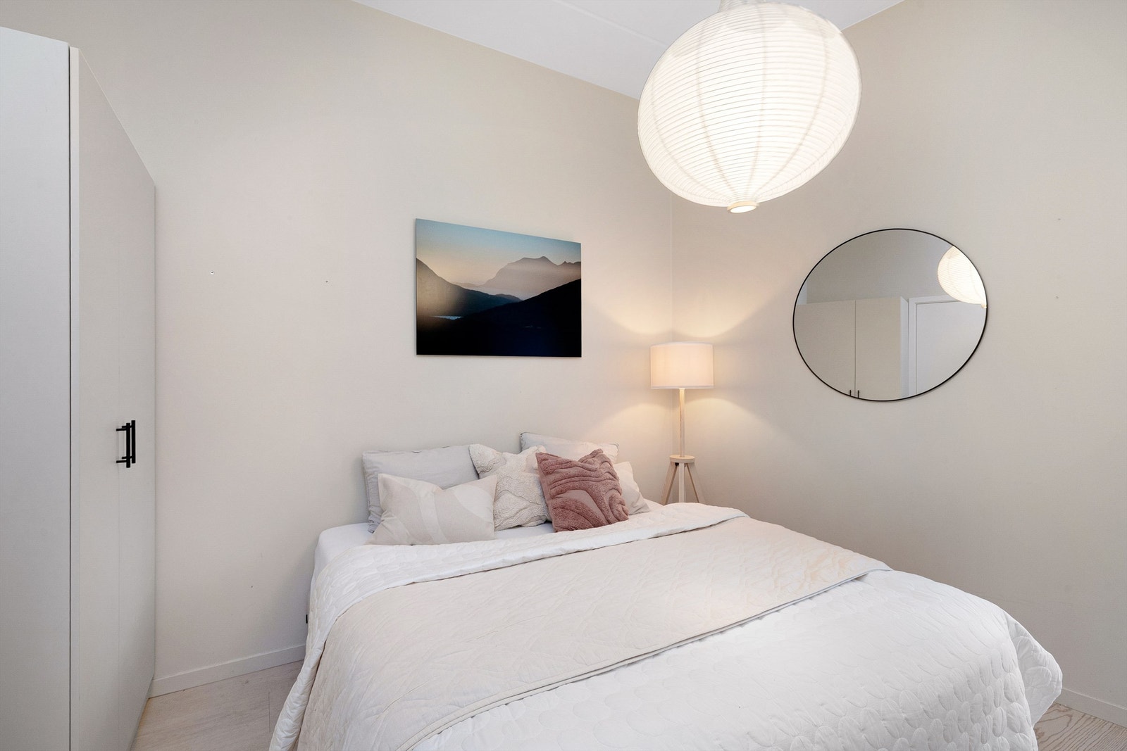 Den gode takhøyden gir mulighet for ekstra lagringsplass for tingene man ikke bruker hver dag Galleribilde