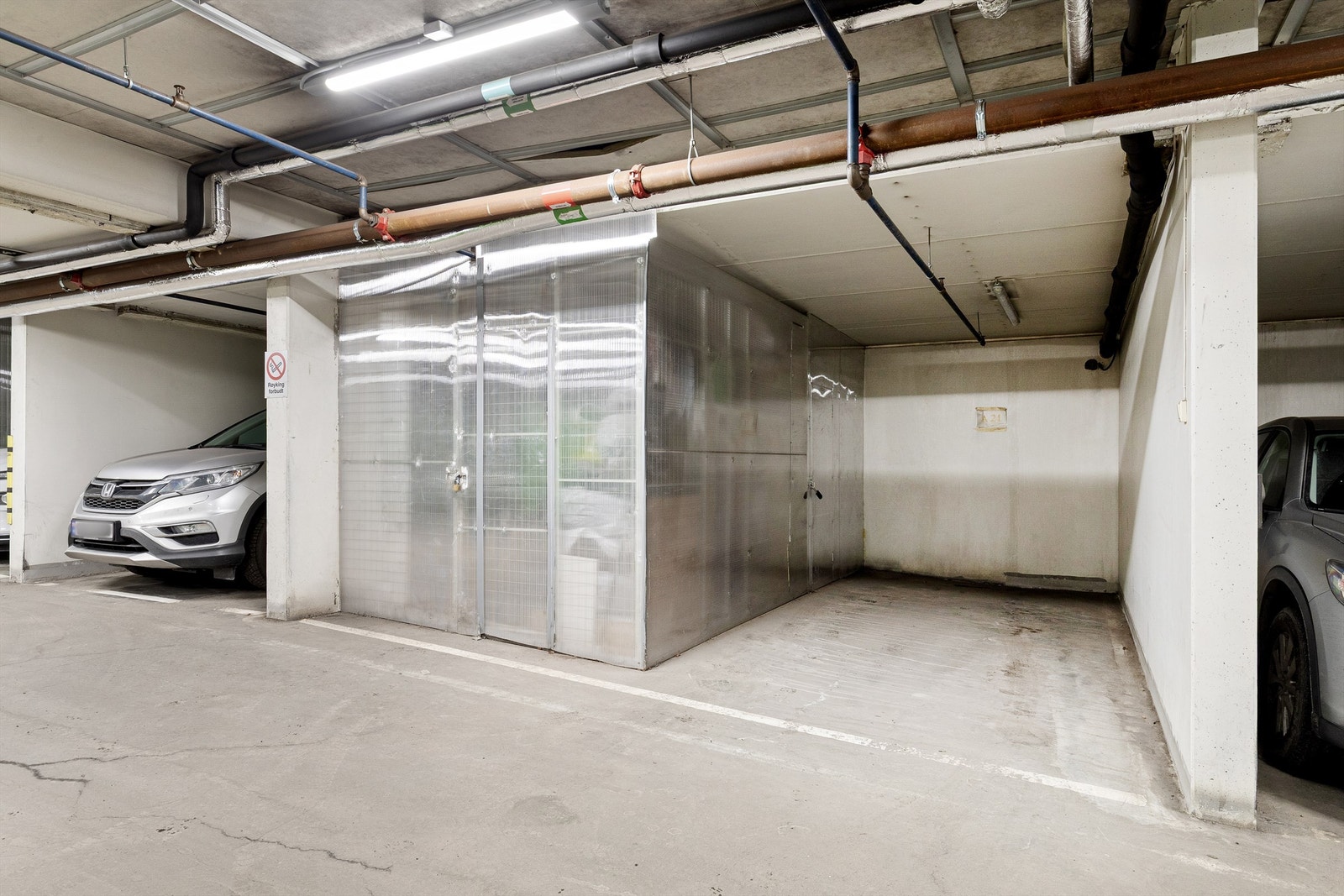 Det medfølger en garasjeplass med mulighet for ladeboks Galleribilde