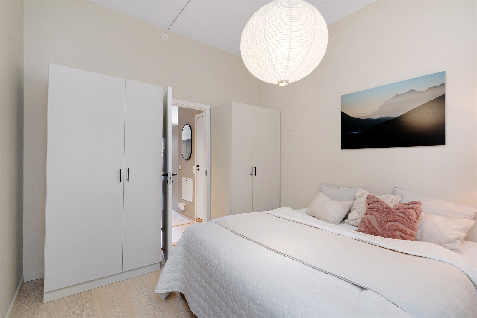 Soverom med god lagringsplass i store garderobeskap Galleribilde