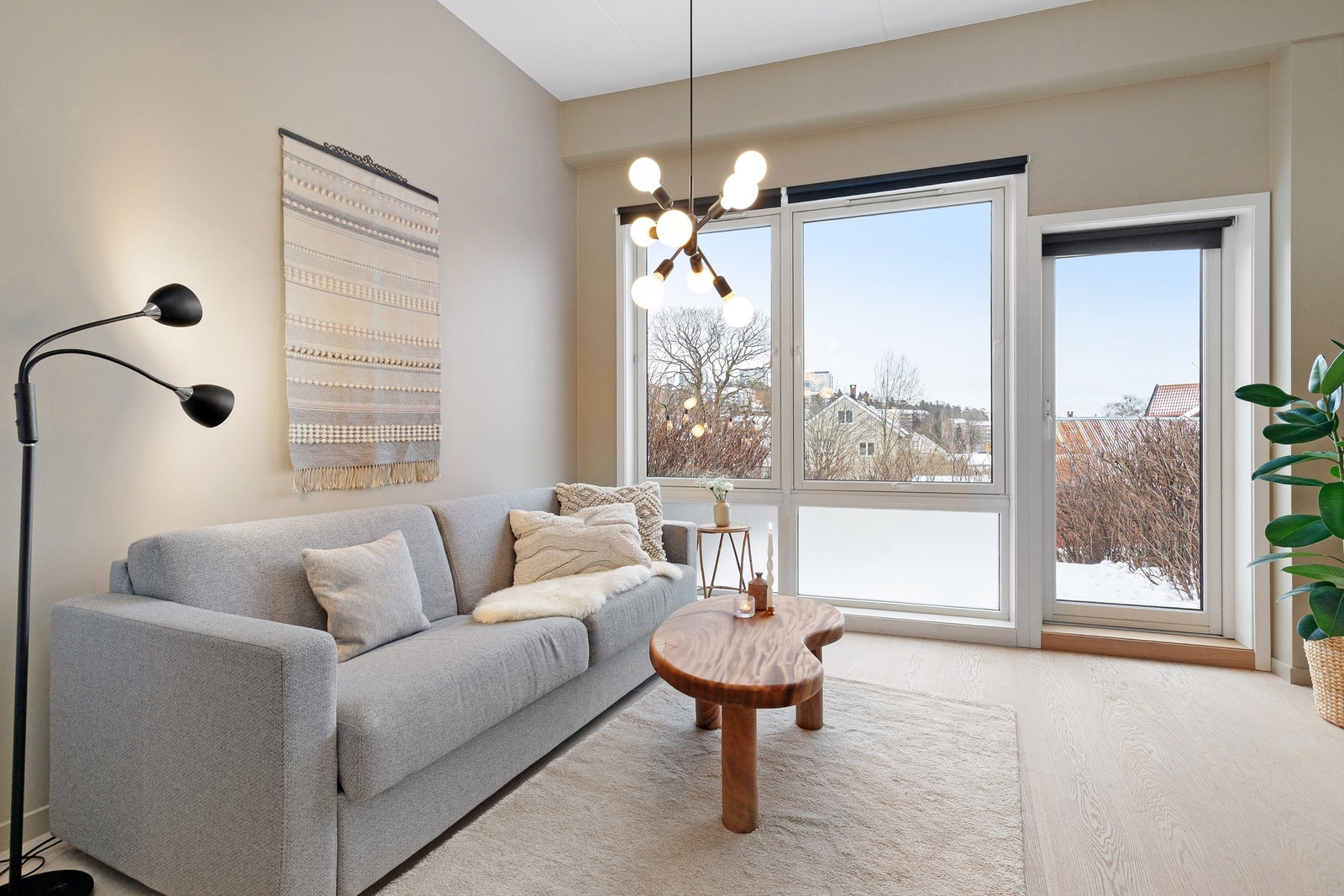 Stuen er holdt i tidsriktige beige toner, som står godt til det lyse 1-stavs parkettgulvet Galleribilde