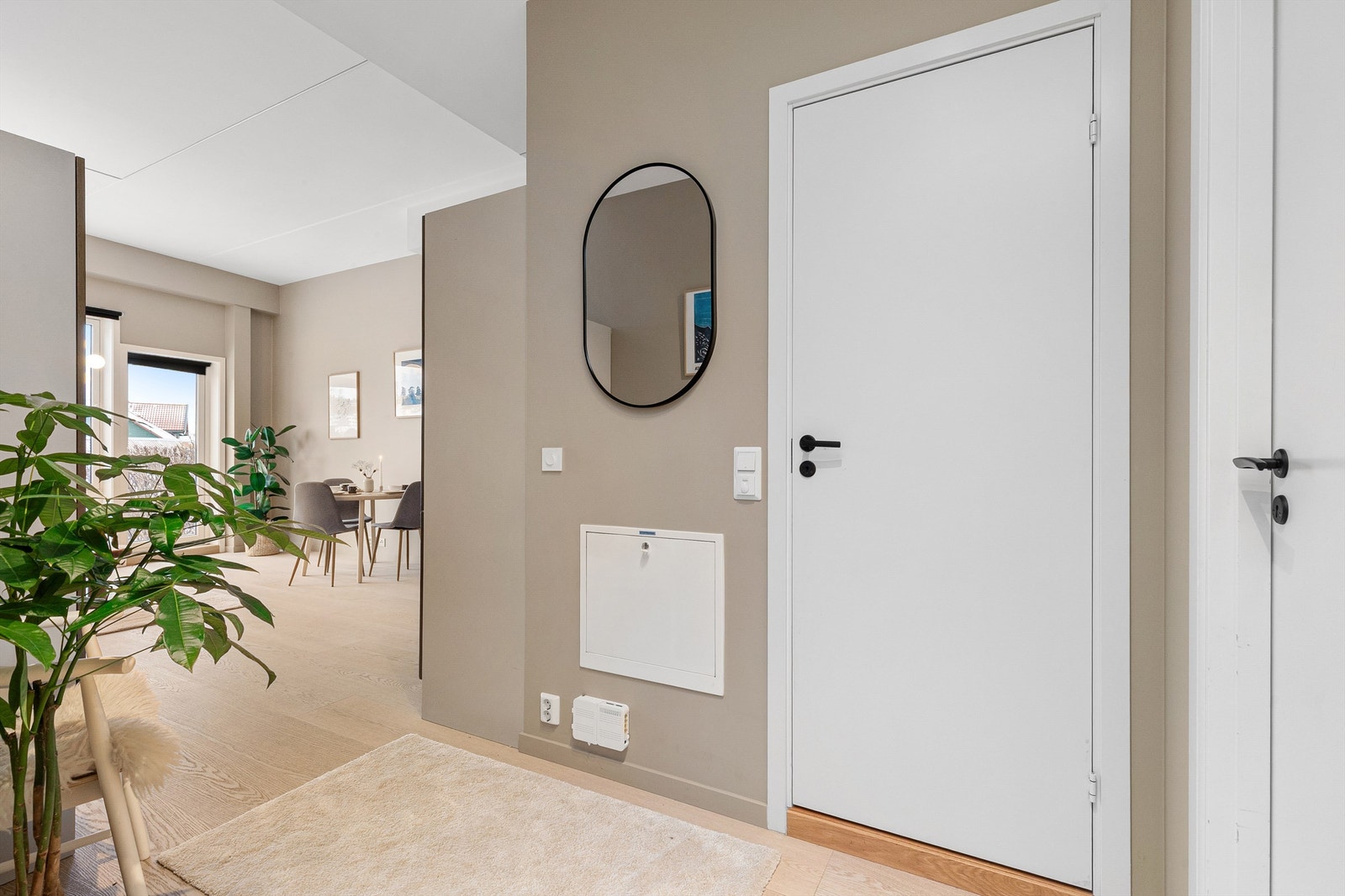 Lys entré med veggplass for klesoppheng og skoskap. I tillegg er det godt med lagring i garderobeskapet mot kjøkkenet Galleribilde