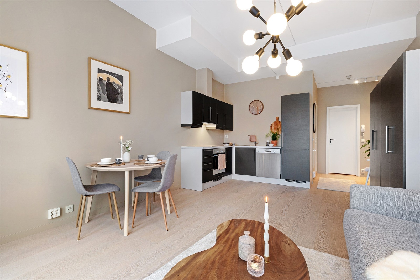 I tilknytning til kjøkkenet er det plass til spisebord Galleribilde