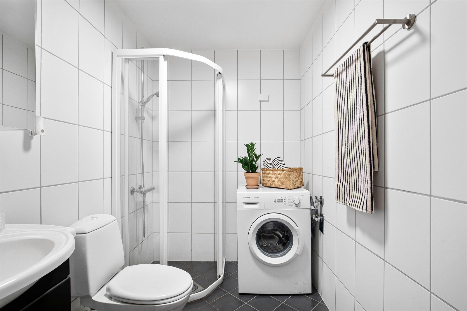 Pent flislagt bad med gulvvarme Galleribilde