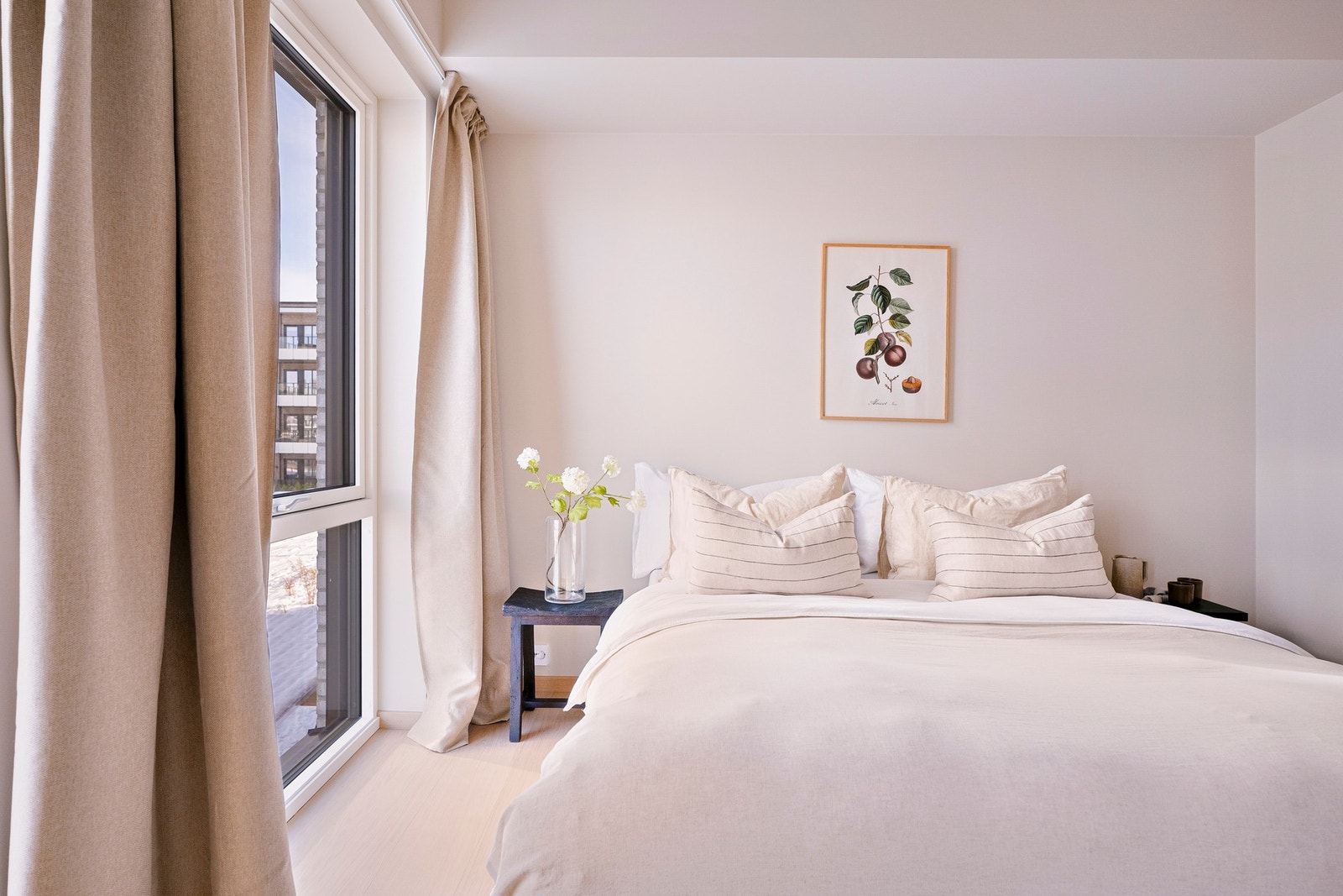 Hovedsoverommet er stort med god plass til dobbeltseng og nattbord. Galleribilde