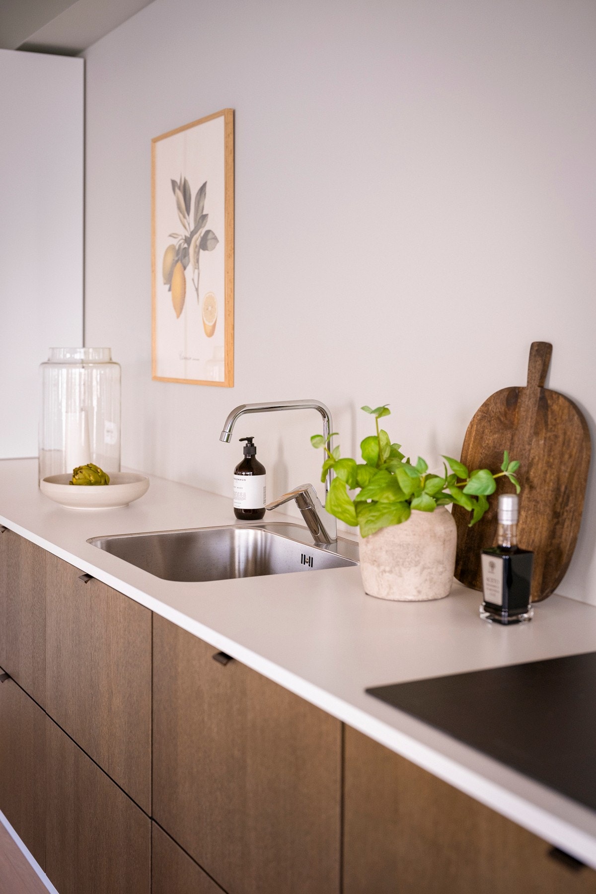 Kjøkkenet har integrerte hvitevarer som kjøleskap, stekeovn, mikrobølgeovn, platetopp og oppvaskmaskin. Galleribilde