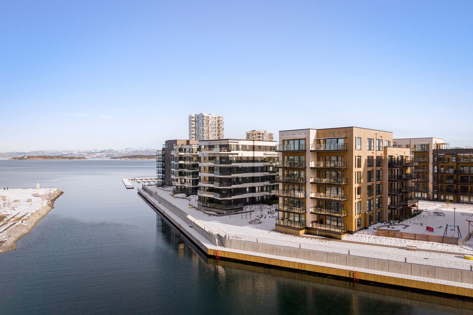 Fra leiligheten er det gangavstand til nydelige tur- og badeområder som f.eks. Rosenli, Paradis og Godalen. Galleribilde