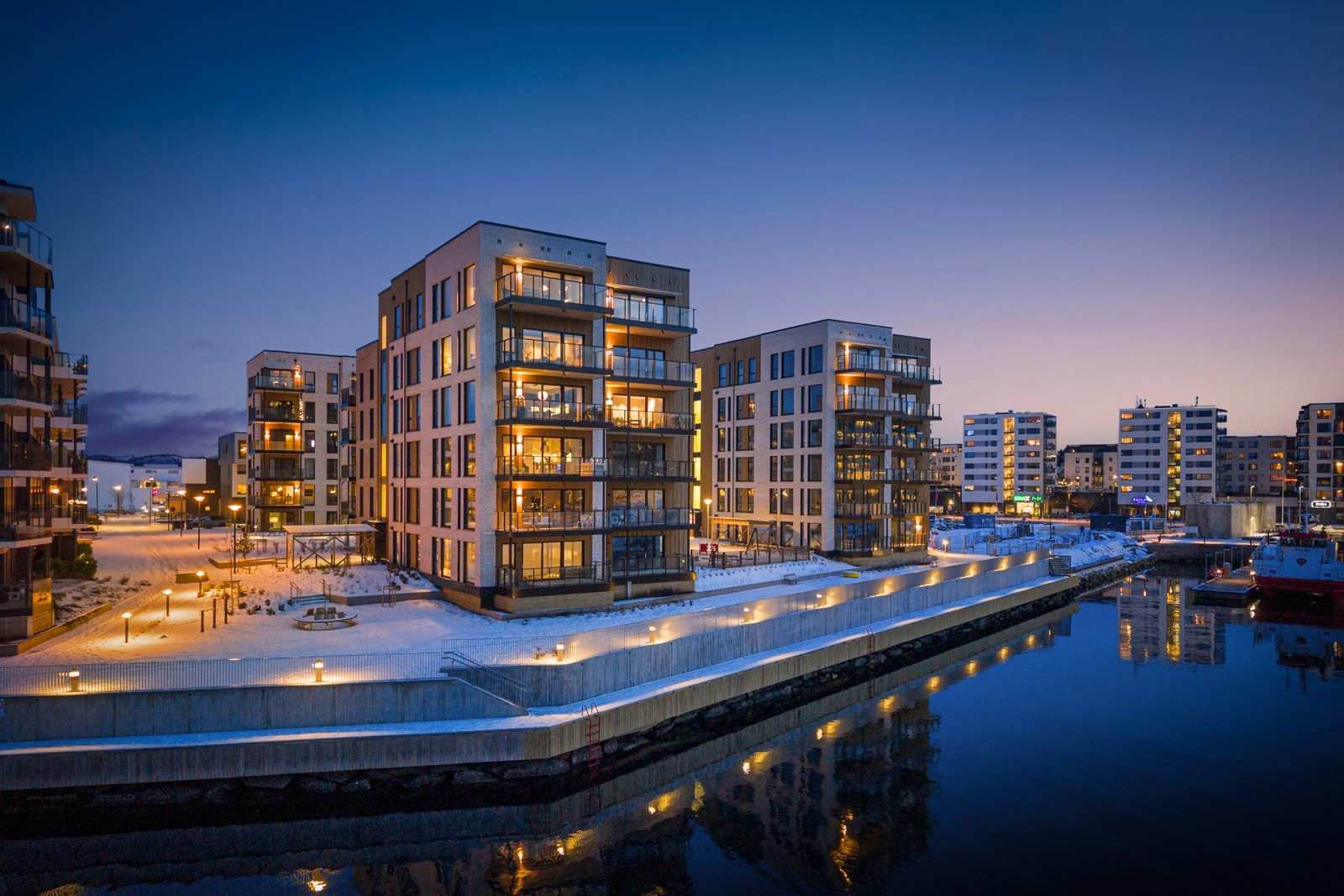 Leiligheten ligger flott til i vannkanten på Lervigbrygga Galleribilde