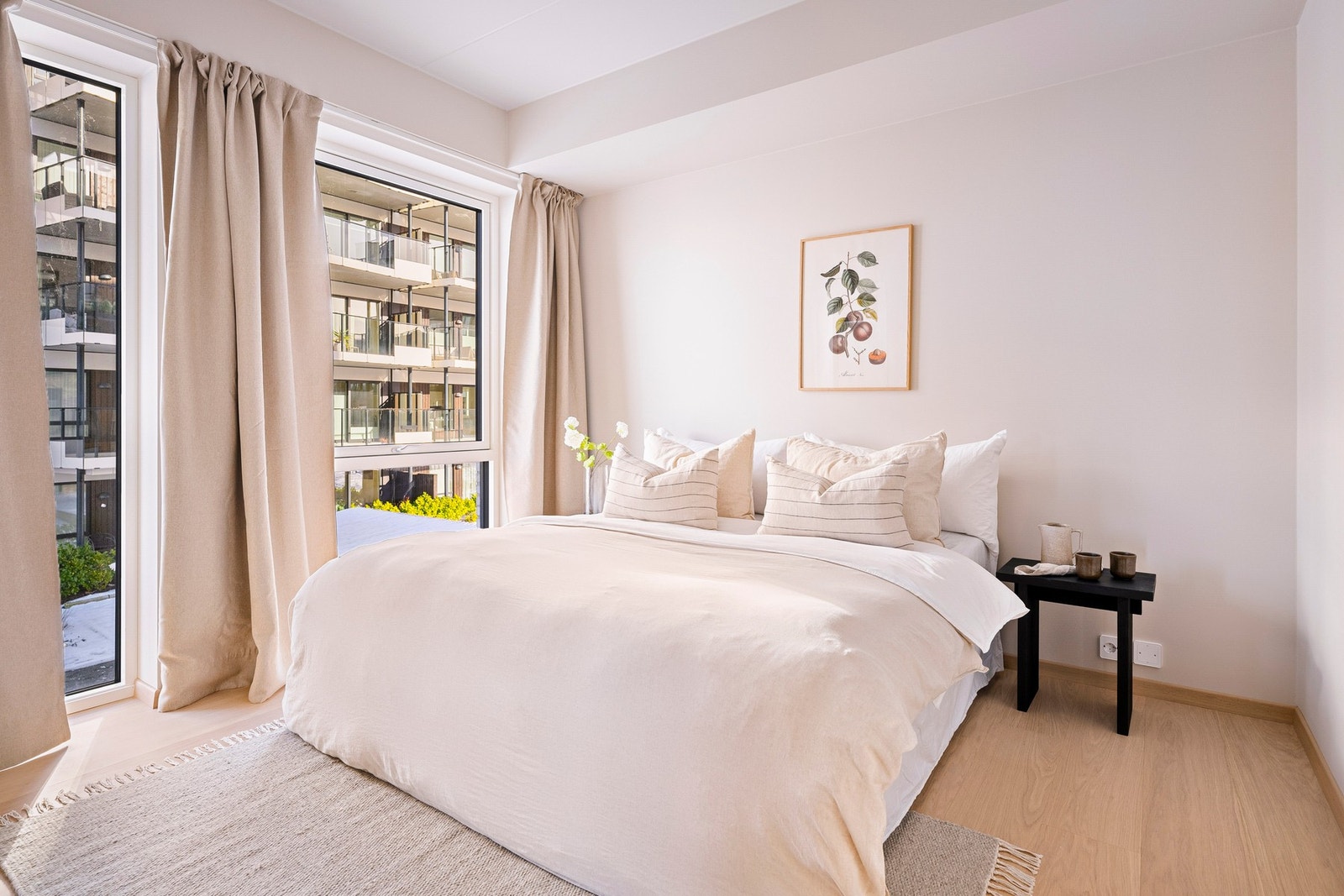 Og store vinduer som slipper inn daglyset. Galleribilde