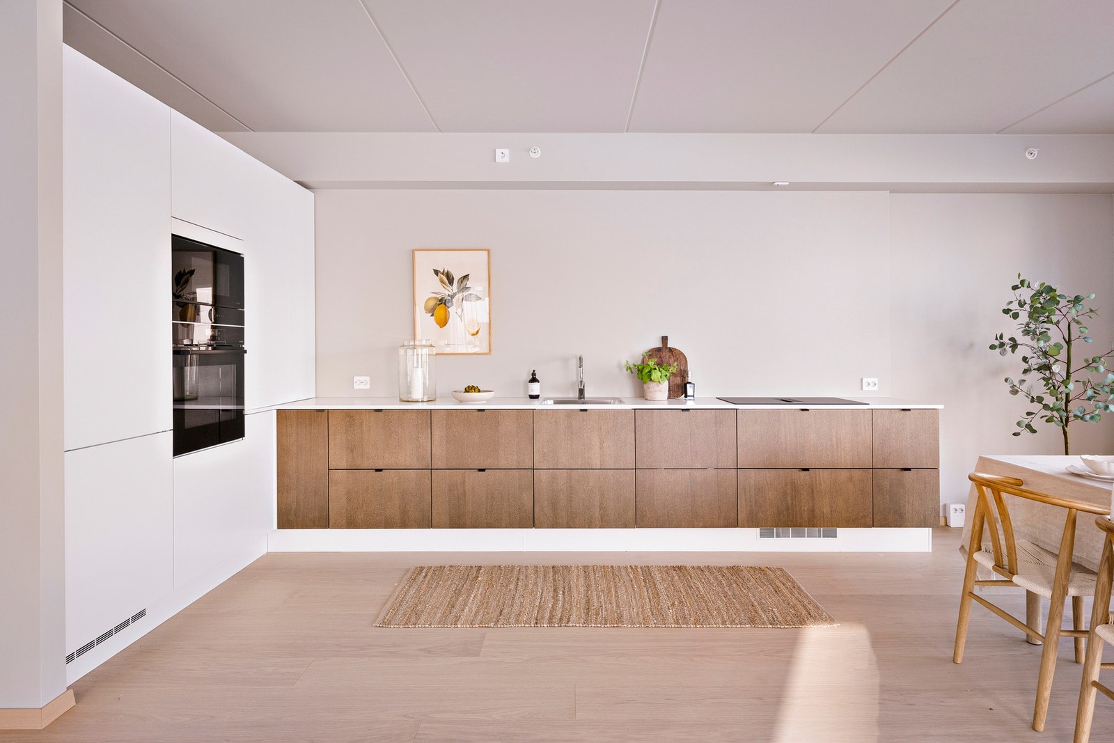 Kjøkkenet fra HTH (2025) er moderne, stilrent og gjennomført. Galleribilde