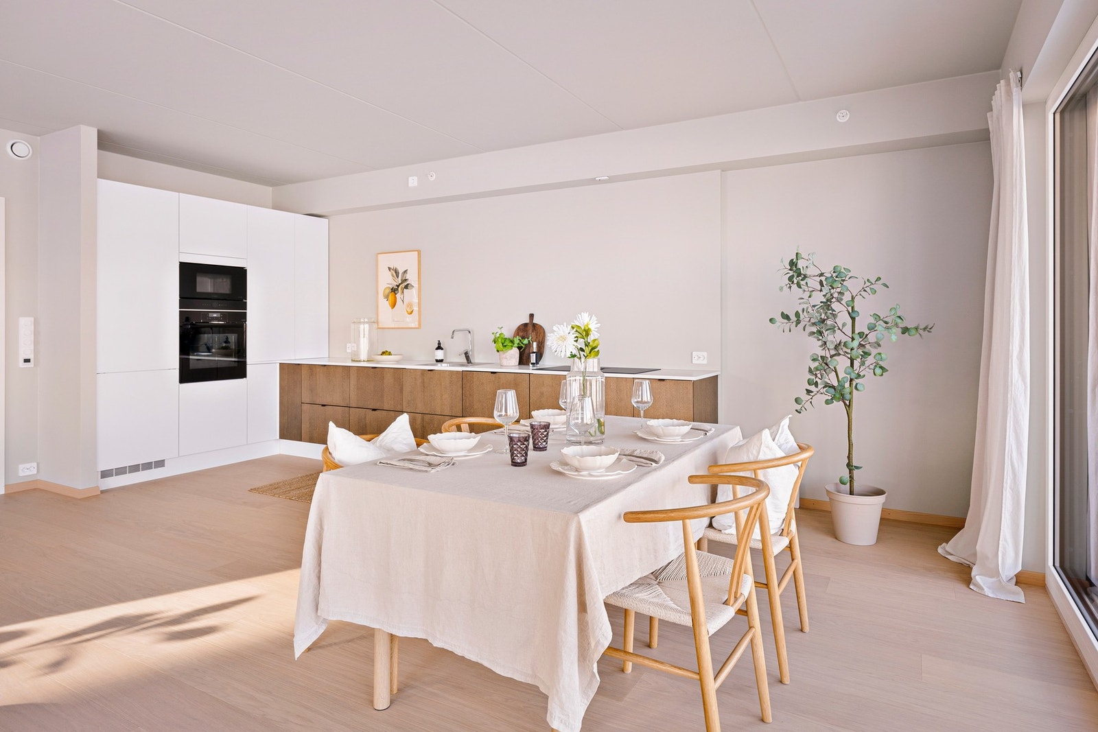 Stuen ligger i åpen løsning med kjøkkenet. Galleribilde